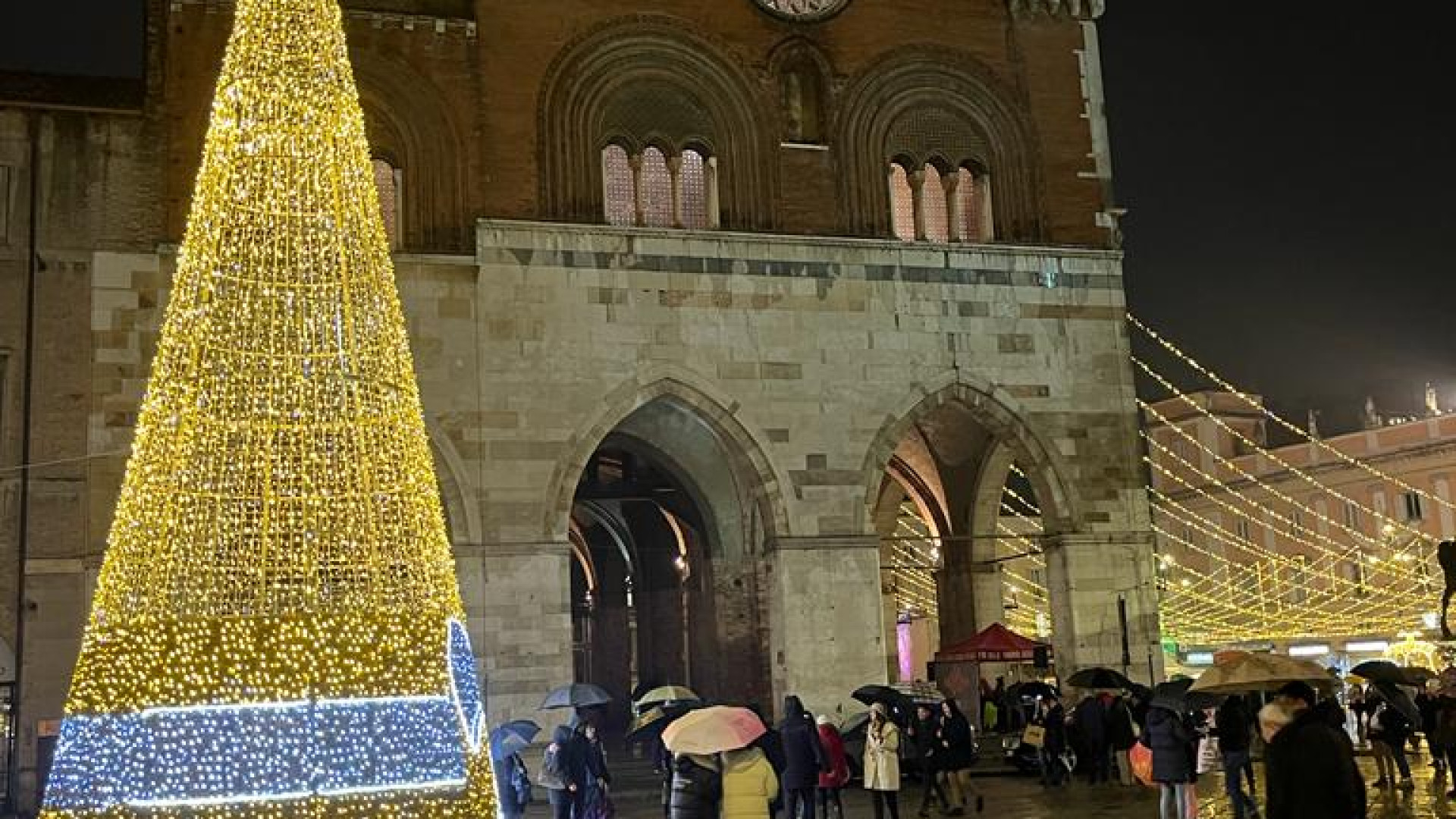 Polemica sui costi delle luci natalizie. Fornasari: "Luminarie ridotte"