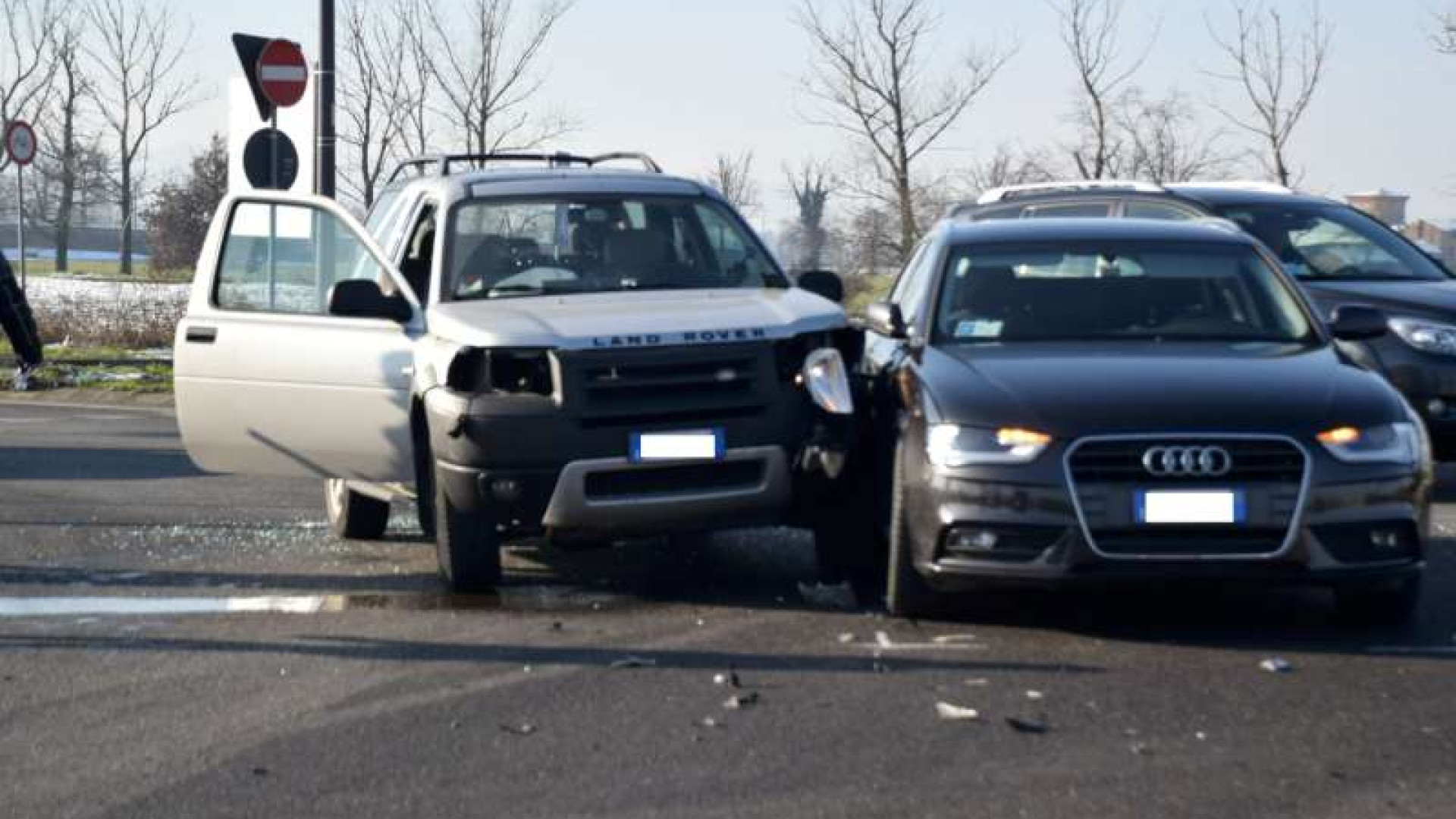 Scontro tra due auto in via Einaudi, ferita una donna