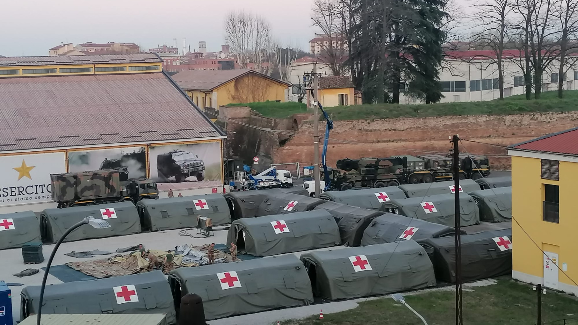 Prende forma l'ospedale da campo nell'ex Arsenale. Pronto entro il weekend