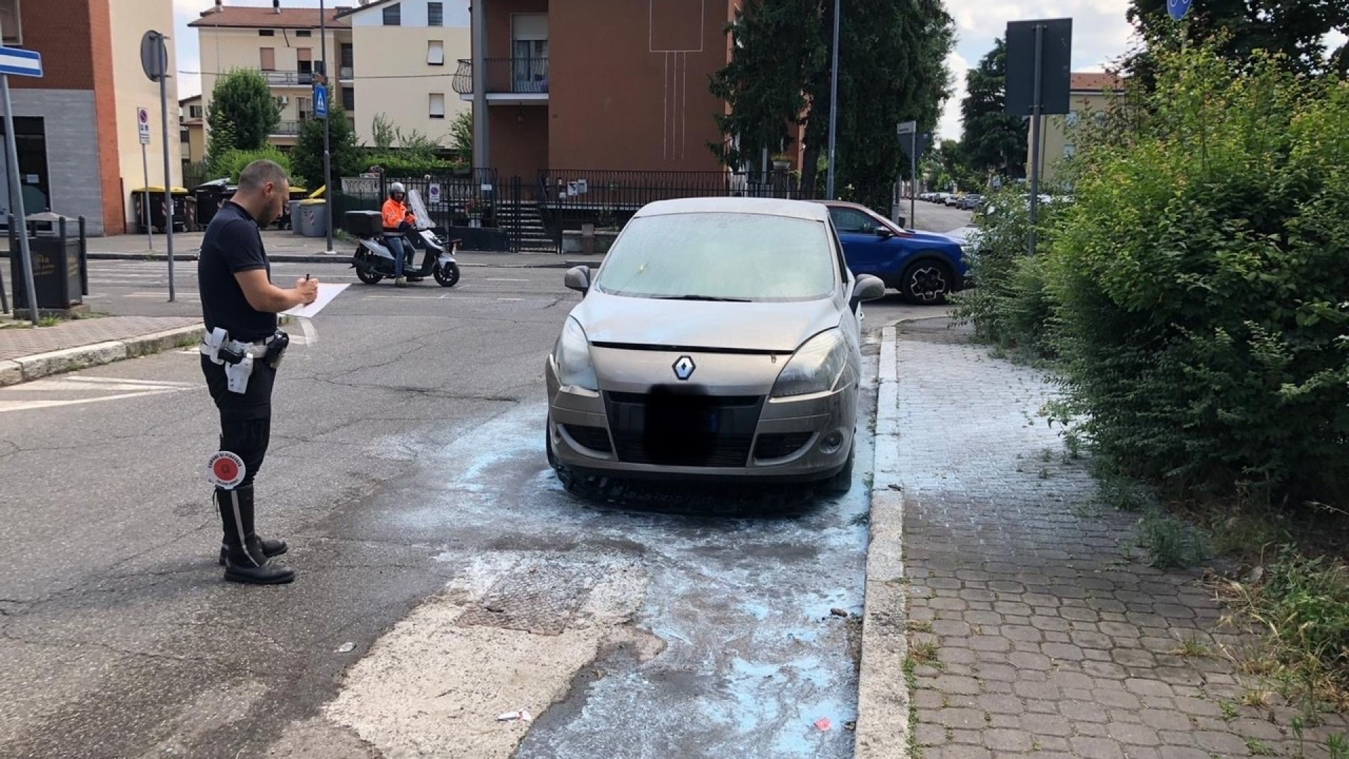 Auto in fiamme dopo l'incidente: una donna ferita e vigili del fuoco in azione