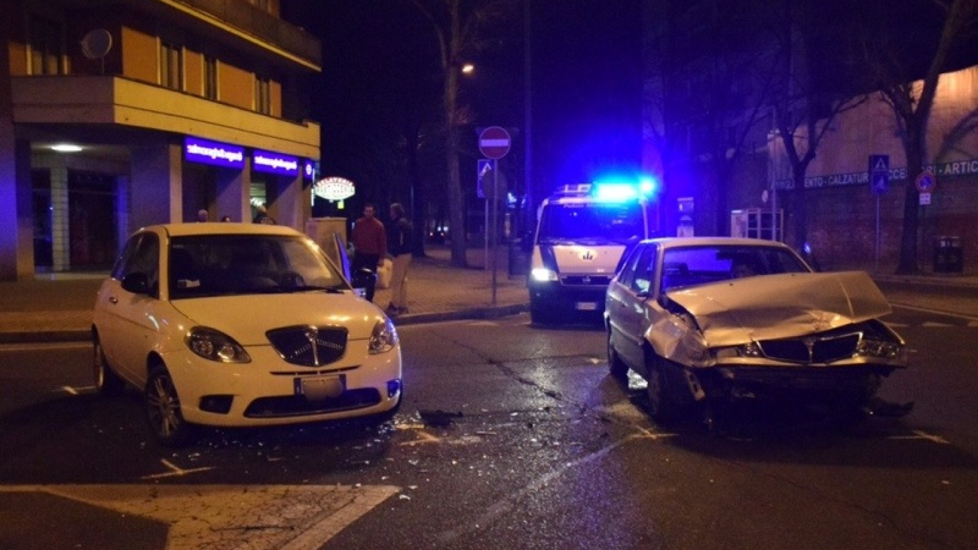 Schianto alla rotatoria di via Conciliazione: un'automobilista è grave