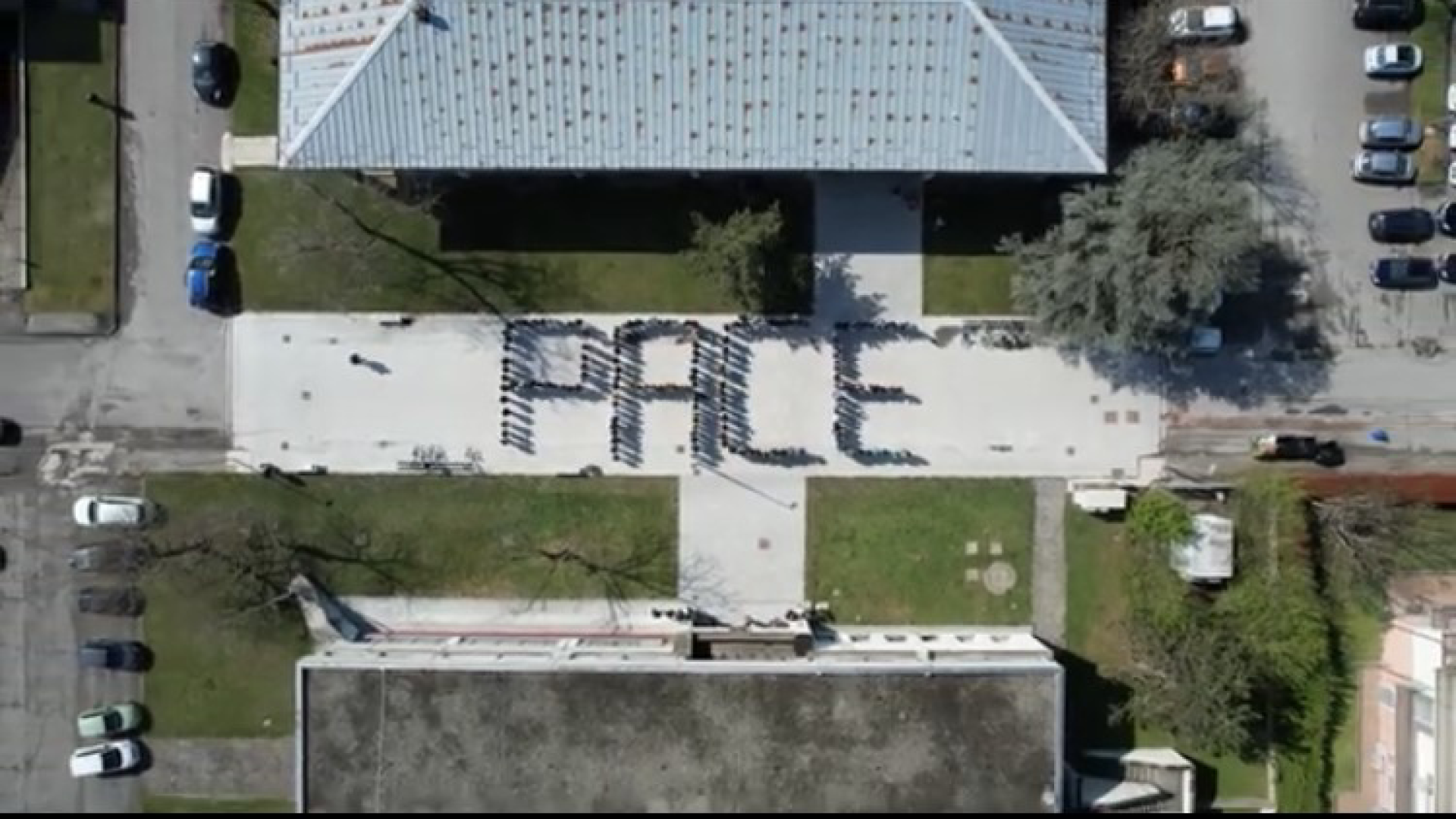 Mattei di Fiorenzuola, gli studenti scrivono la pace con i loro corpi