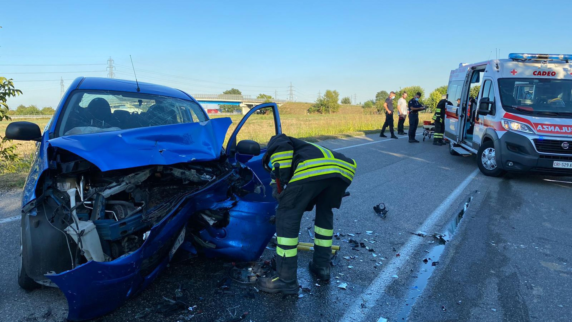 Spaventoso frontale tra due auto in tangenziale: due feriti, uno è gravissimo
