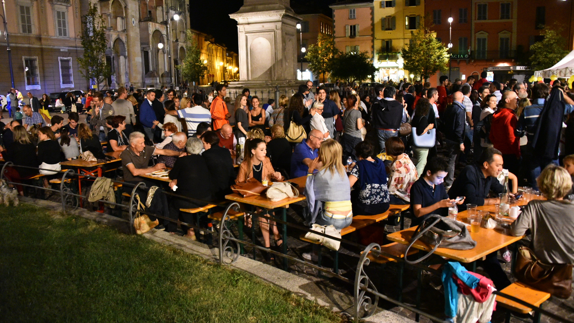 Mille piacentini in piazza per riportare a casa Glenda. Raccolti oltre 12mila euro