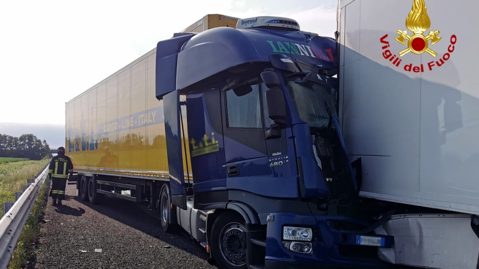 Incidente tra mezzi pesanti in A21: camion si schianta contro un tir. Un ferito