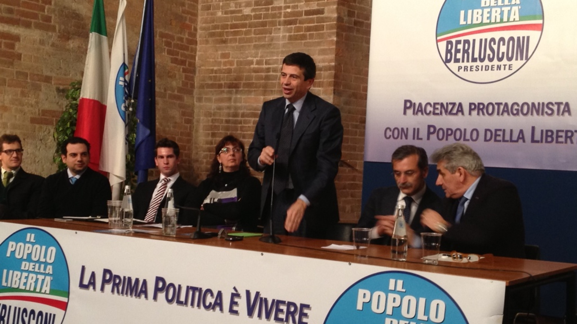 Pdl, Lupi riempie Sant'Ilario: "Basta scaricare il barile su Berlusconi"