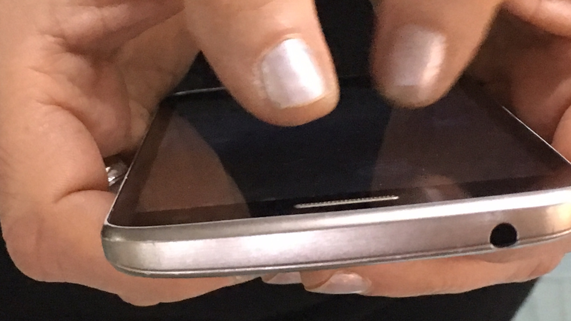 Tentano di restituire alla proprietaria l'iPhone rubato: coppia condannata a 2 anni