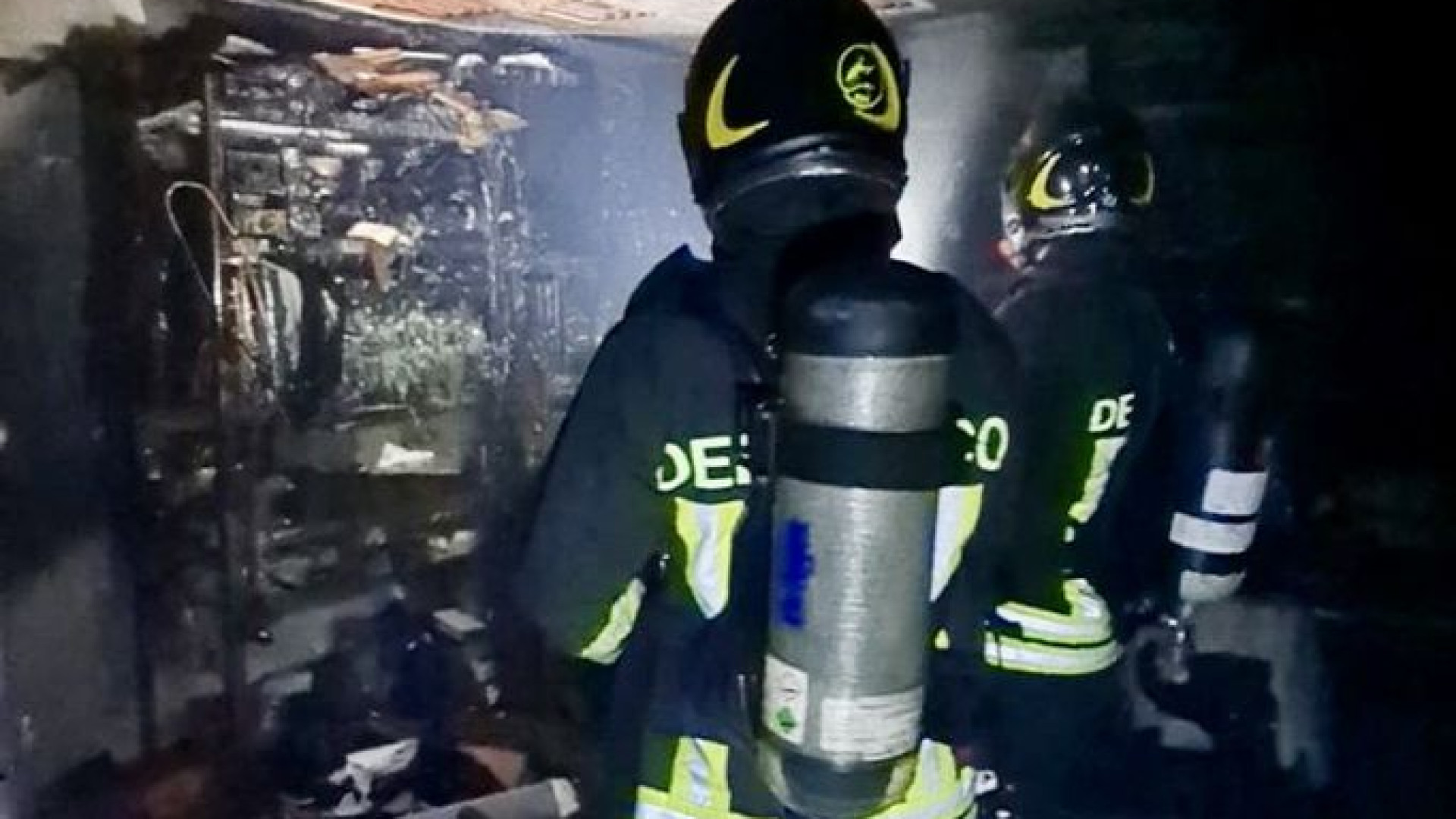 Incendio in uno scantinato a San Nicolò, vigili del fuoco in azione