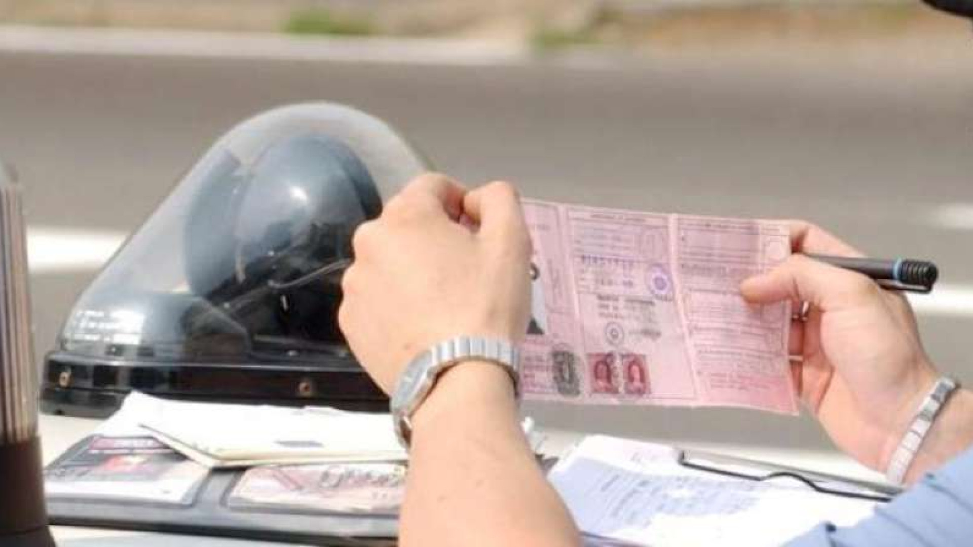 Guida senza patente e ne mostra una falsa: cinquemila euro di multa