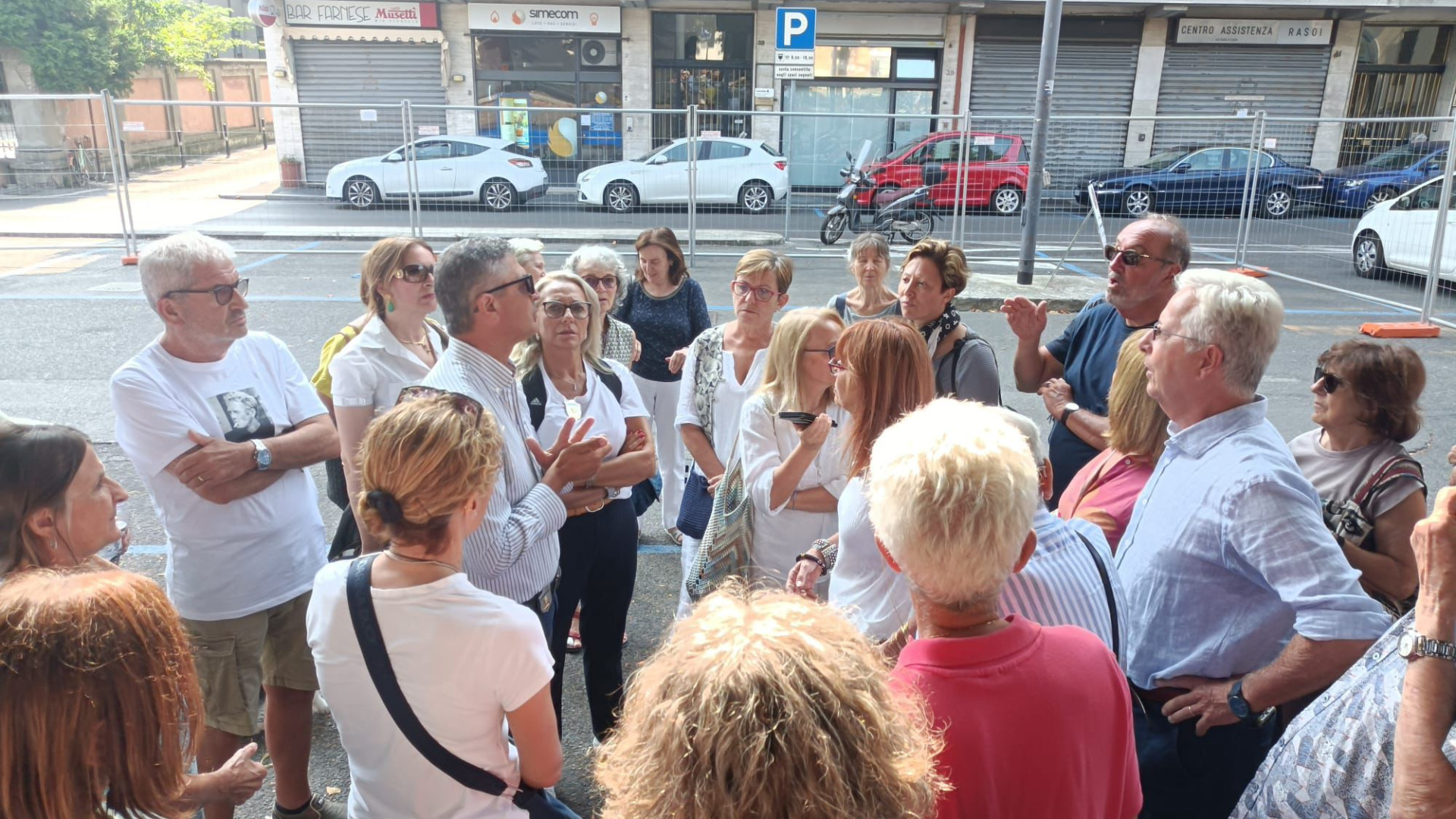 Alberi di piazza Cittadella: arrivate le motoseghe, bloccate dagli ambientalisti
