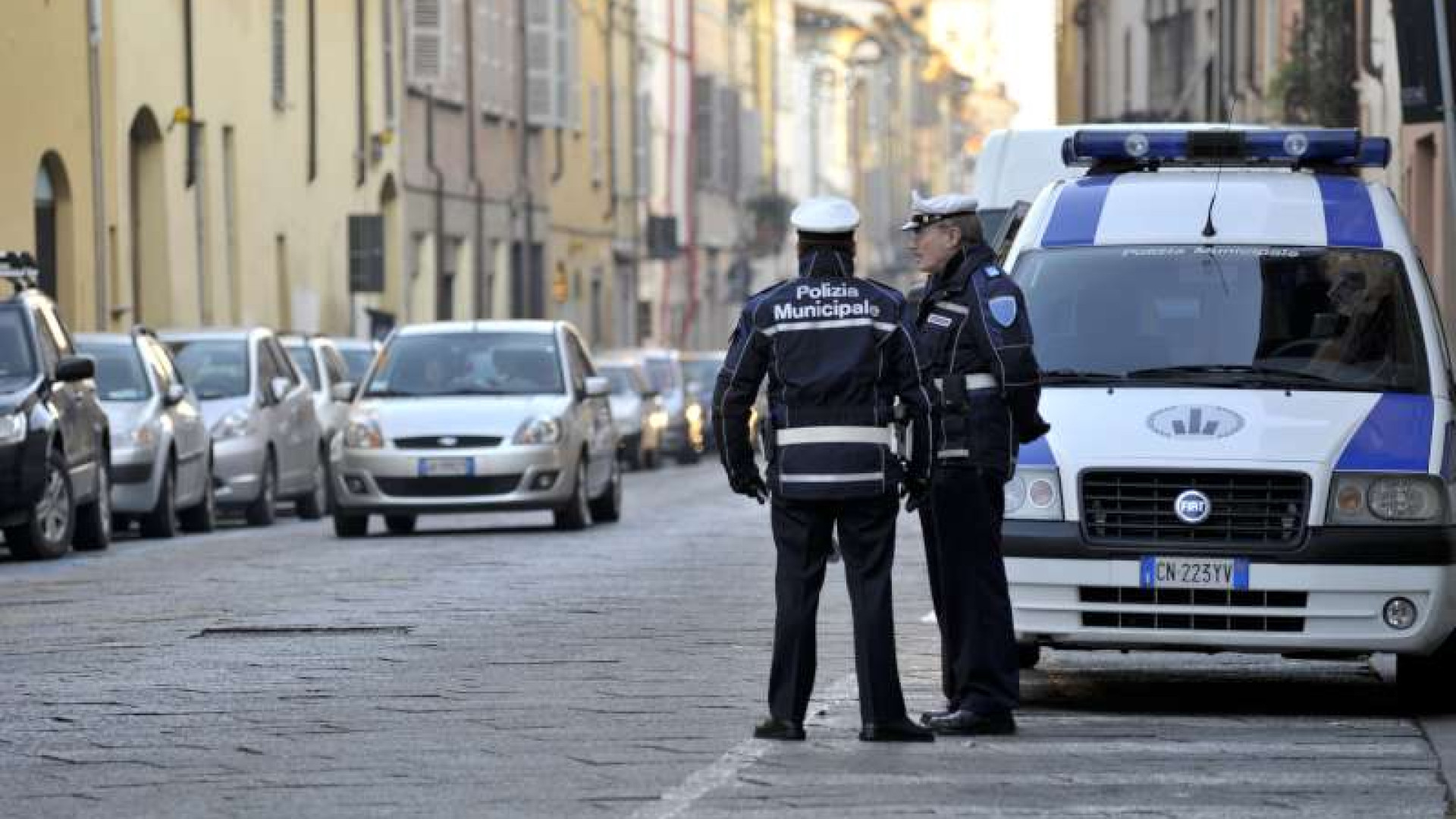 Alla guida del camper ubriaco e senza patente, 76enne denunciato
