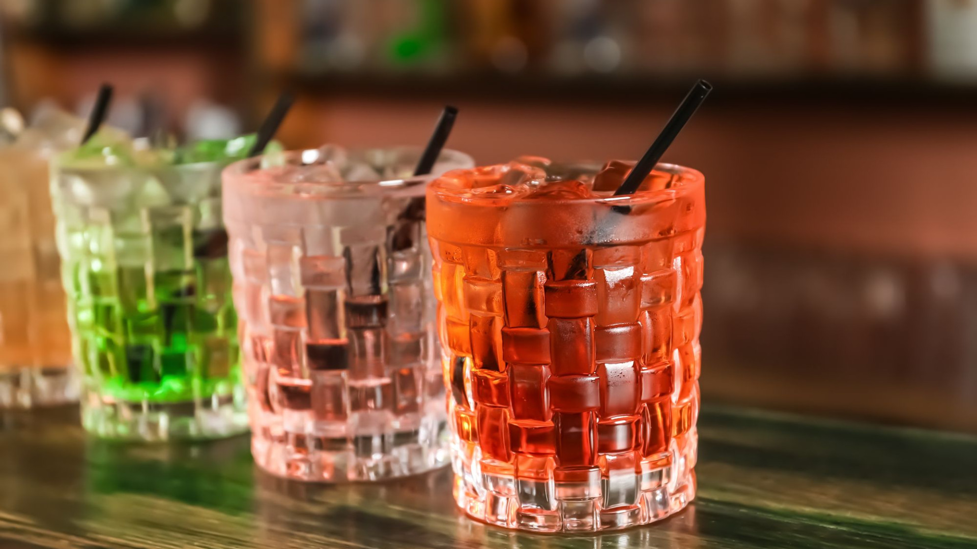 Dai vestiti usati alla cannuccia nell’aperitivo: così si azzerano i rifiuti