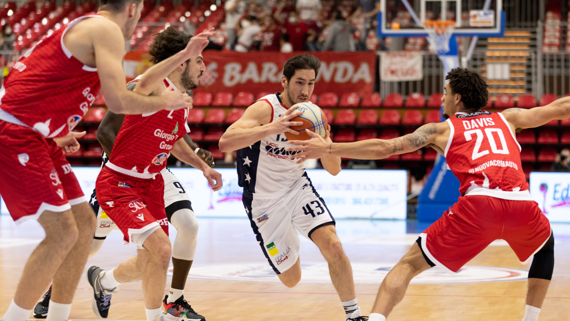 L'ultimo libero non entra, Assigeco sconfitta dalla corazzata Pistoia 63-64