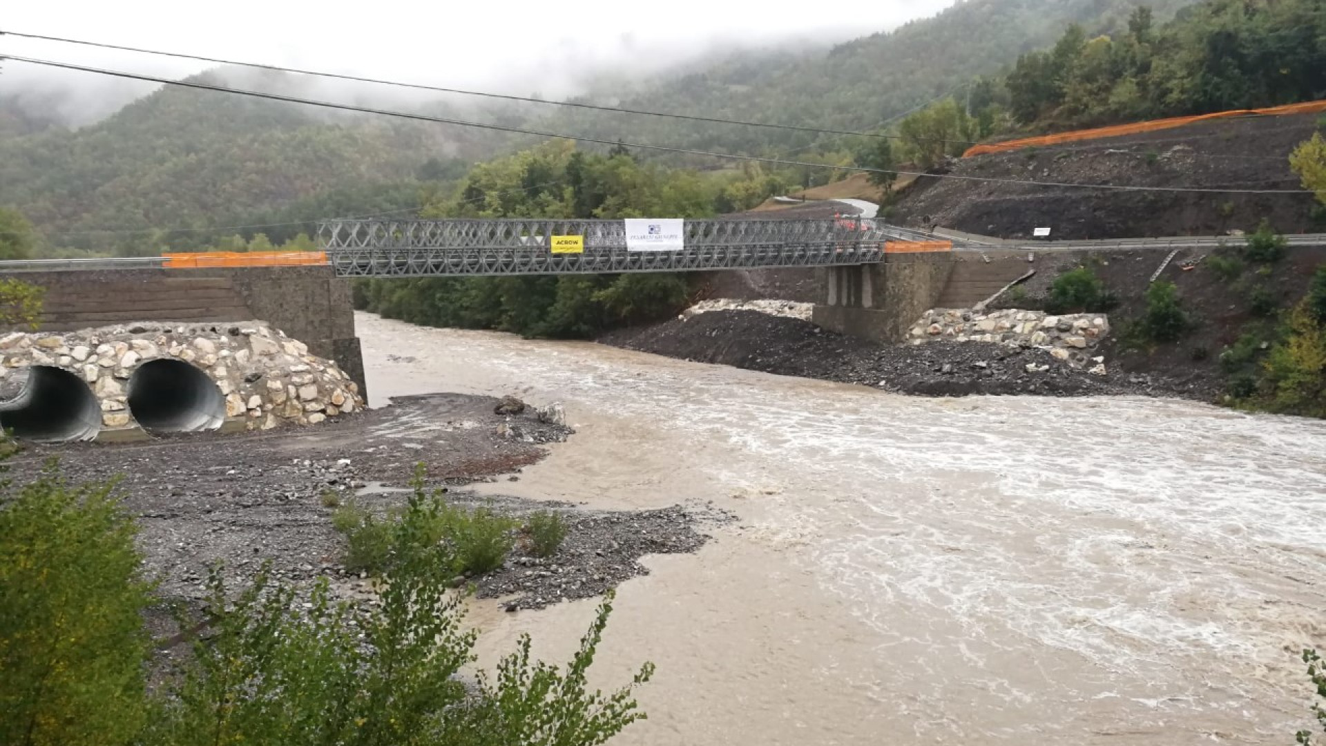 Trebbia gonfio, a Lenzino il ponte provvisorio supera il primo vero test