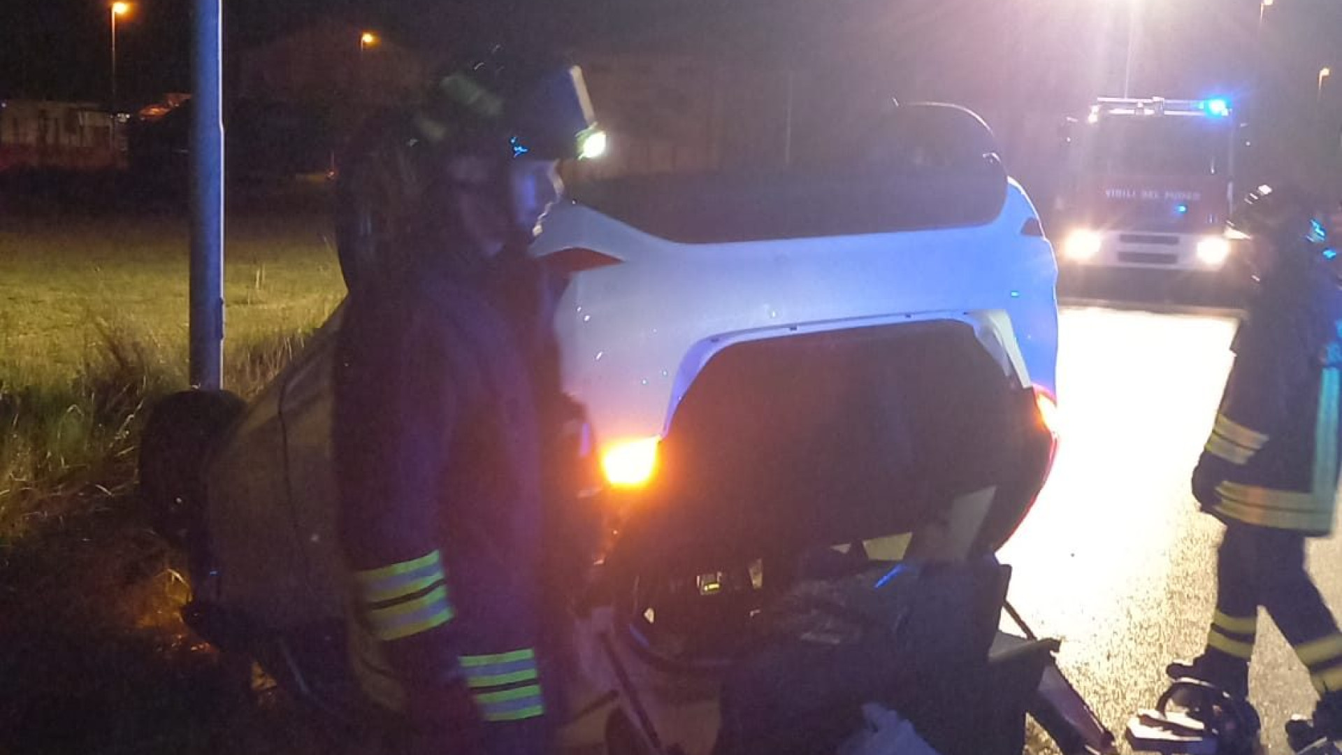 Vigolzone, schianto nella notte, tre persone ferite. Auto ribaltata sulla carreggiata