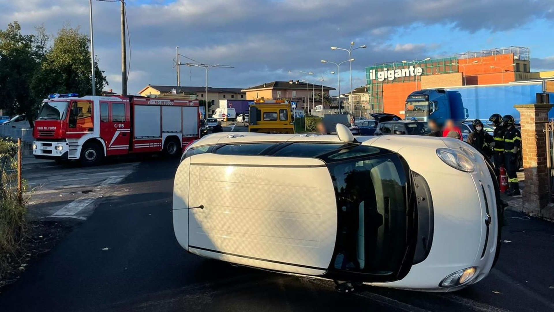 Scontro tra due auto all'alba a San Nicolò: ferita una donna di 51 anni