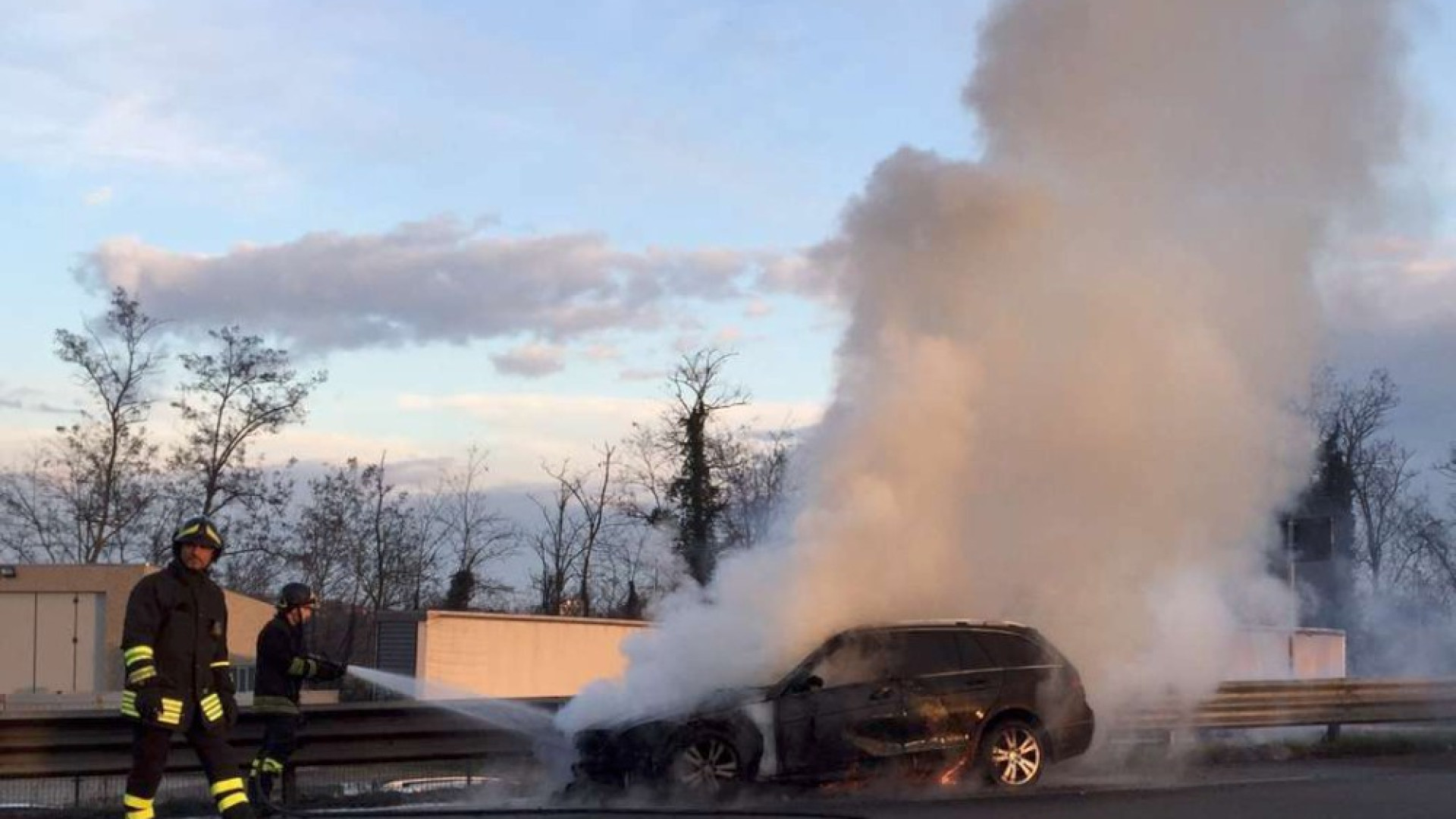 Auto in fiamme in tangenziale, nessun ferito. Rallentamenti al traffico