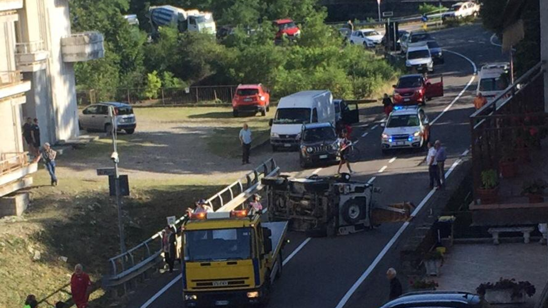 Bettola, Jeep dell'Enel si ribalta lungo viale Vittoria. Illeso il conducente
