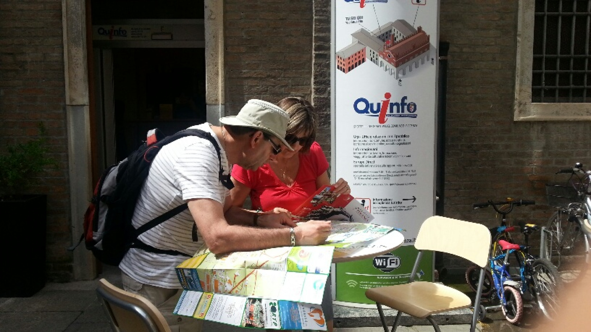 Depliant, souvenir e tablet per i turisti che arrivano a Piacenza