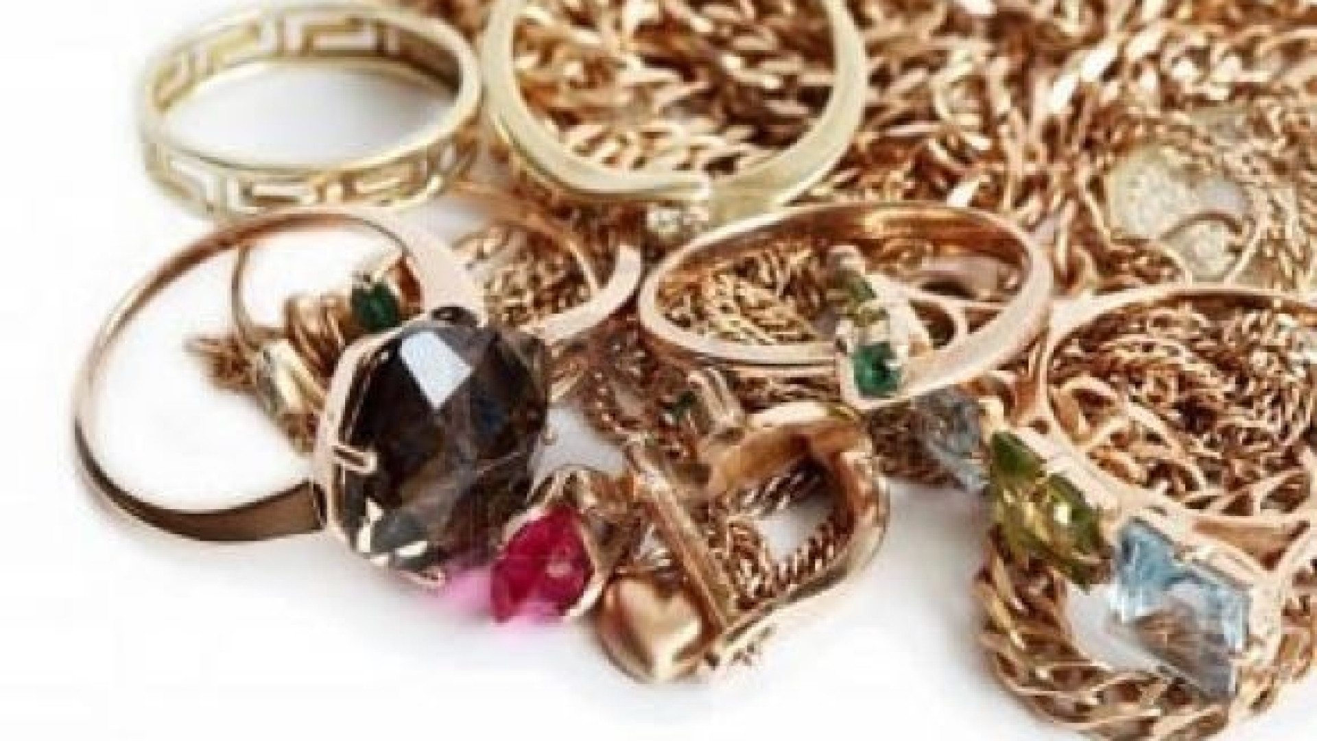 Rubava oro e gioielli a casa di una parente e poi li rivendeva
