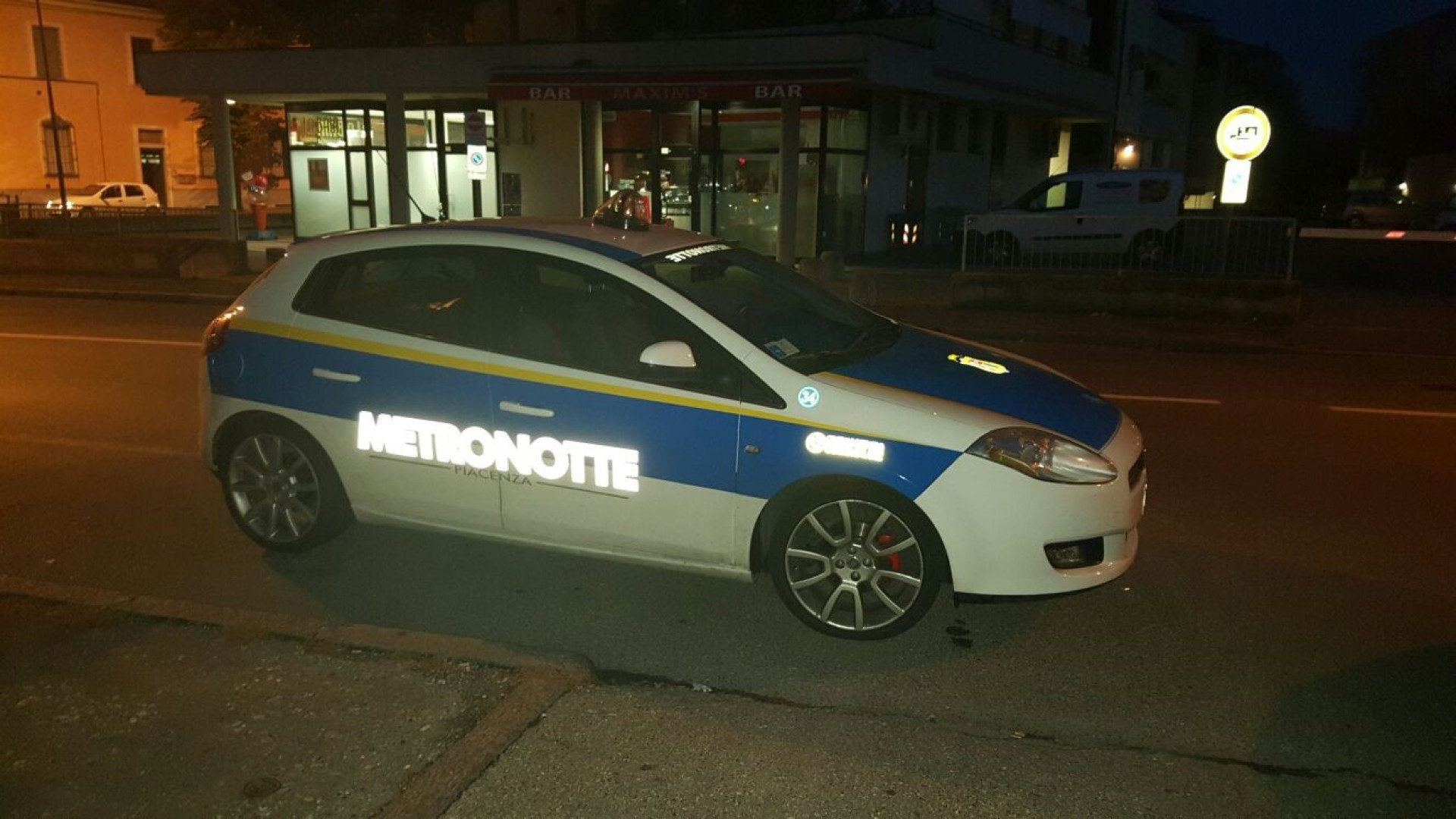 Inseguimento nella notte a Chiaravalle, guardia minacciata con un palanchino