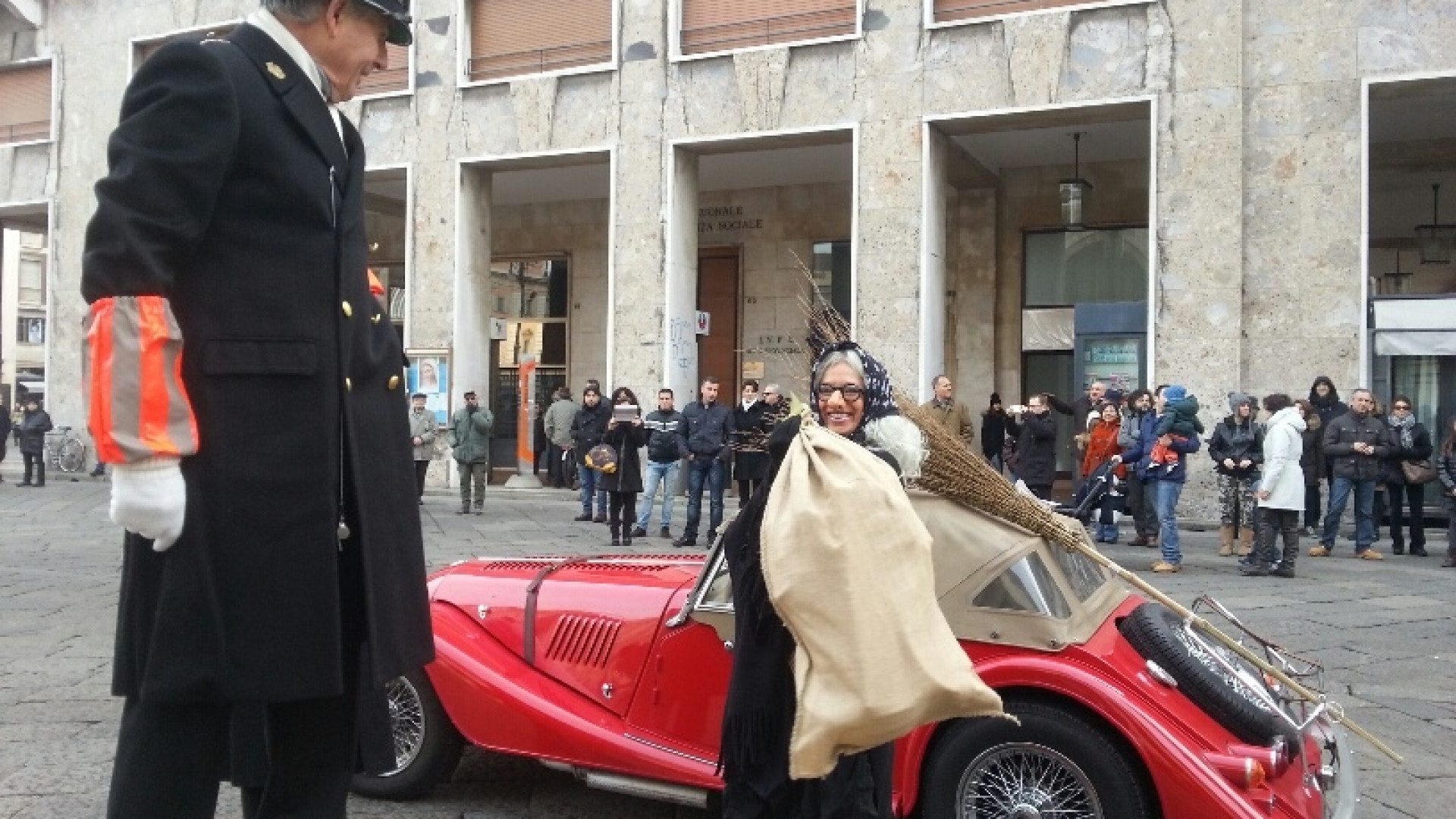 "La befana del vigile" torna in piazza Cavalli per la Casa del Fanciullo
