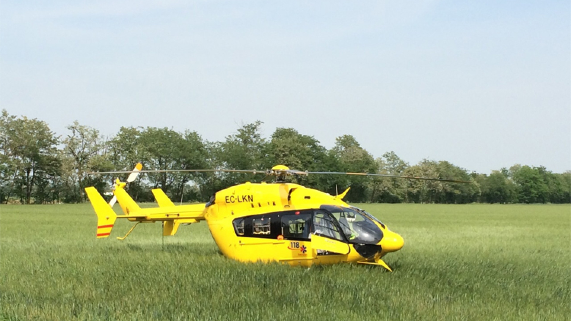 Monticelli, auto sbalza fuori strada in A21: due feriti, uno grave