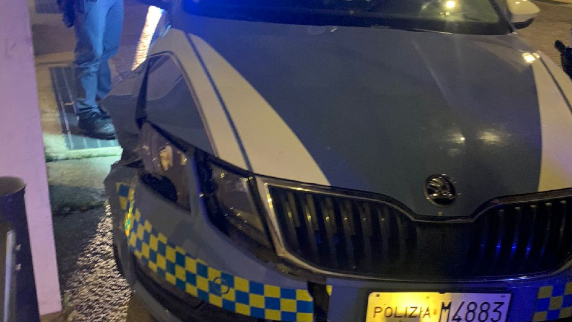 Ruba l'auto della polizia a Genova e si schianta a Piacenza. Arrestato