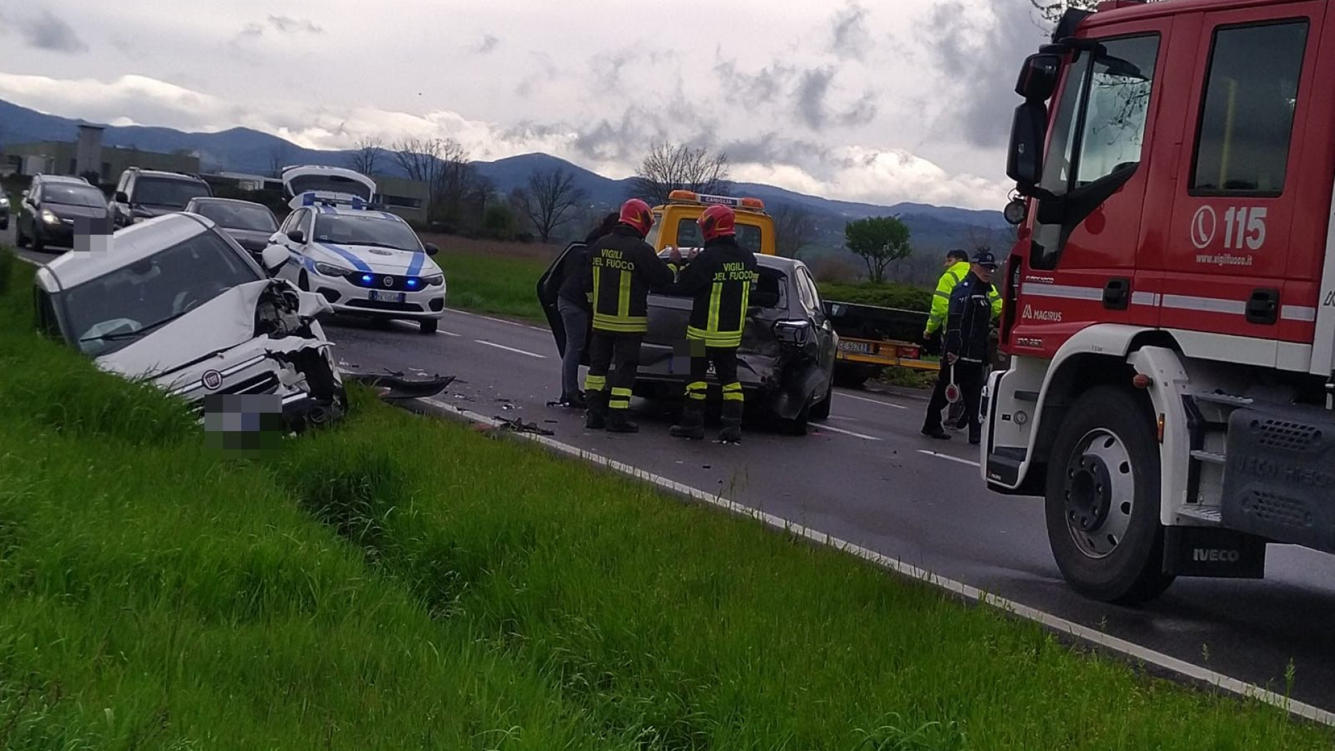 Borgonovo, incidente sulla statale: auto nel canale dopo il tamponamento, due feriti
