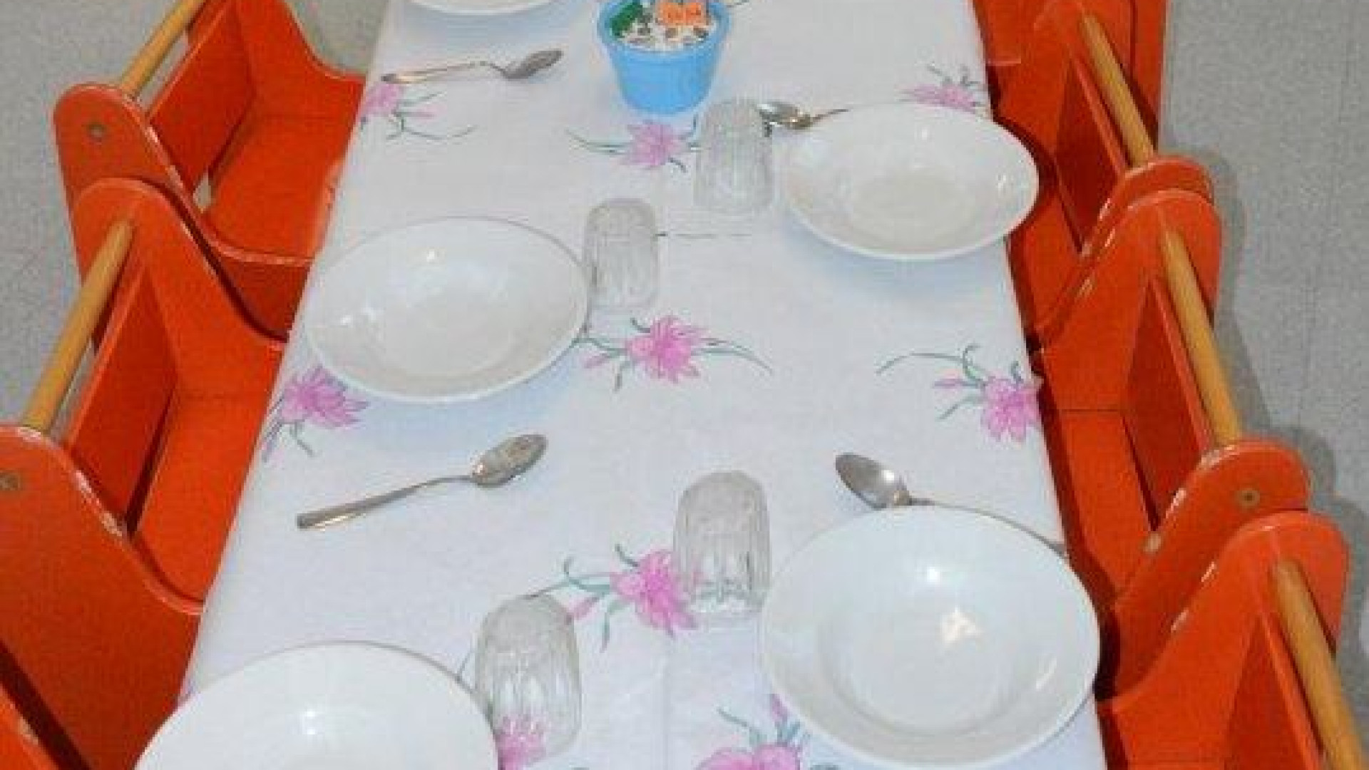 Distanza di un metro, monoporzioni e disinfezione continua: ecco il protocollo per le mense scolastiche