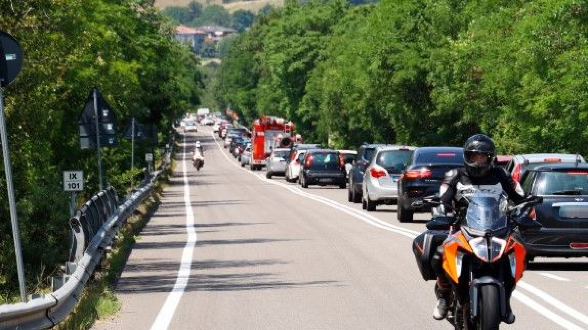 Domenica di lunghe code sulla Statale 45 e il traffico a Cassolo va in tilt