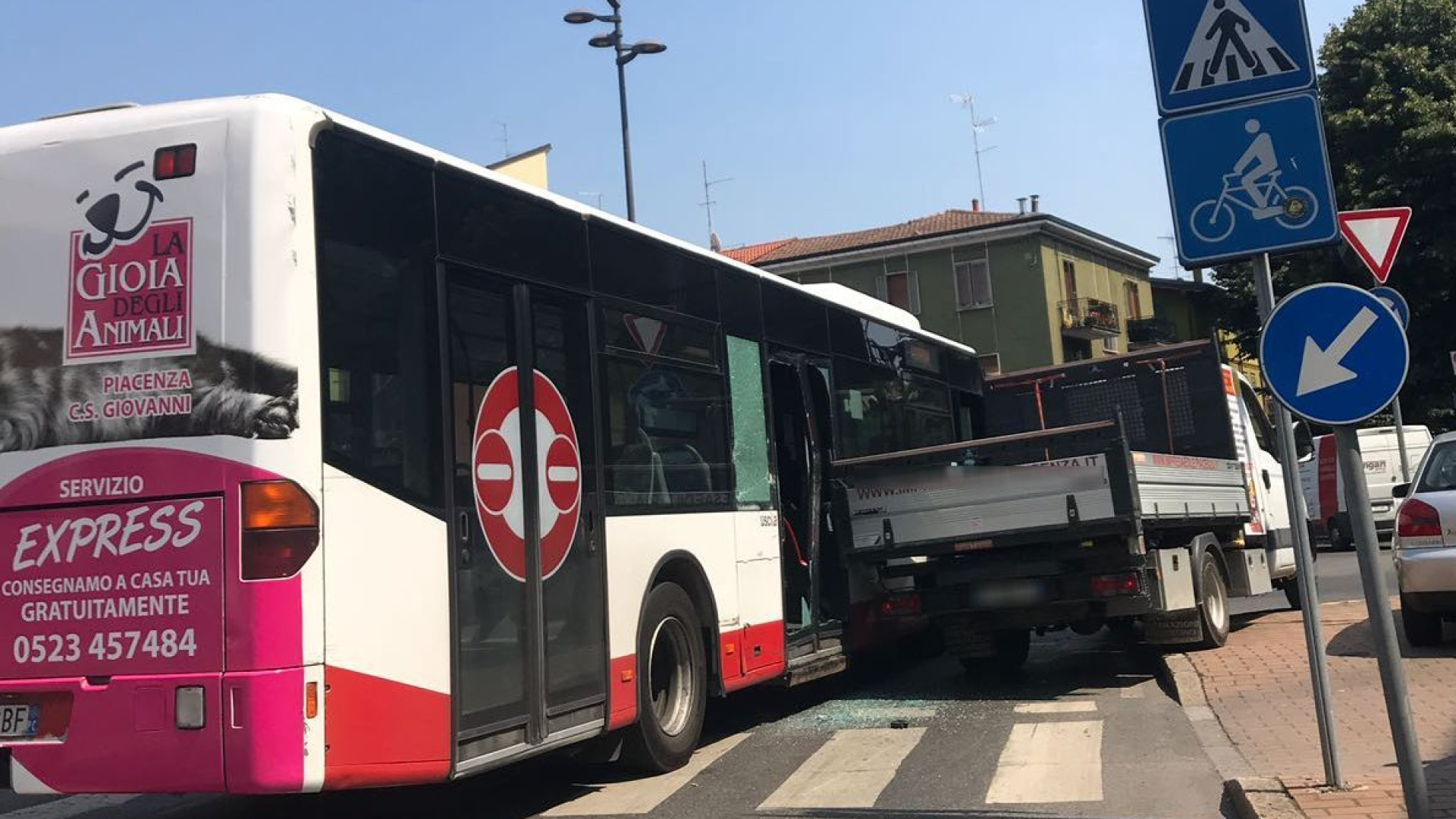 Furgone sfonda la porta del bus alla rotonda, disagi al traffico