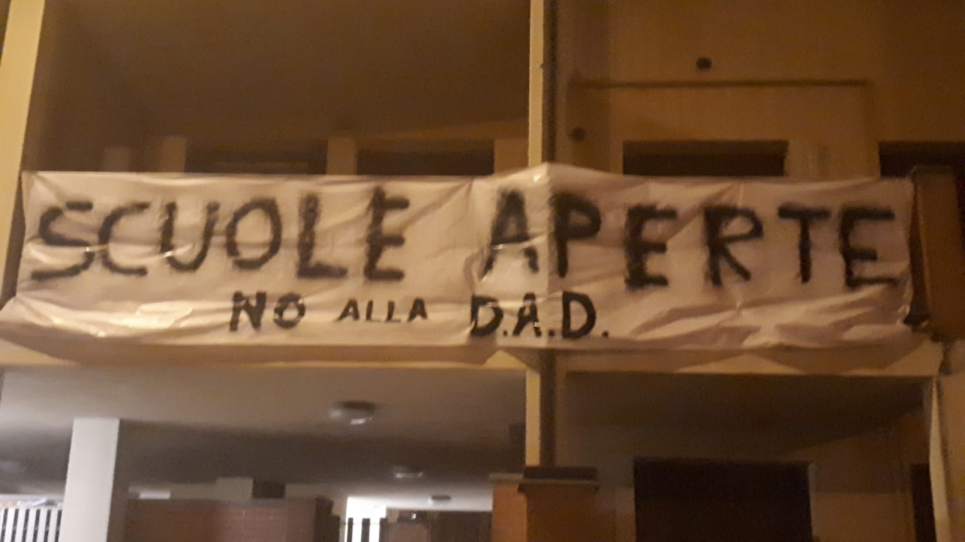 "No alla dad". Il disappunto di un papà con uno striscione sul terrazzo di casa
