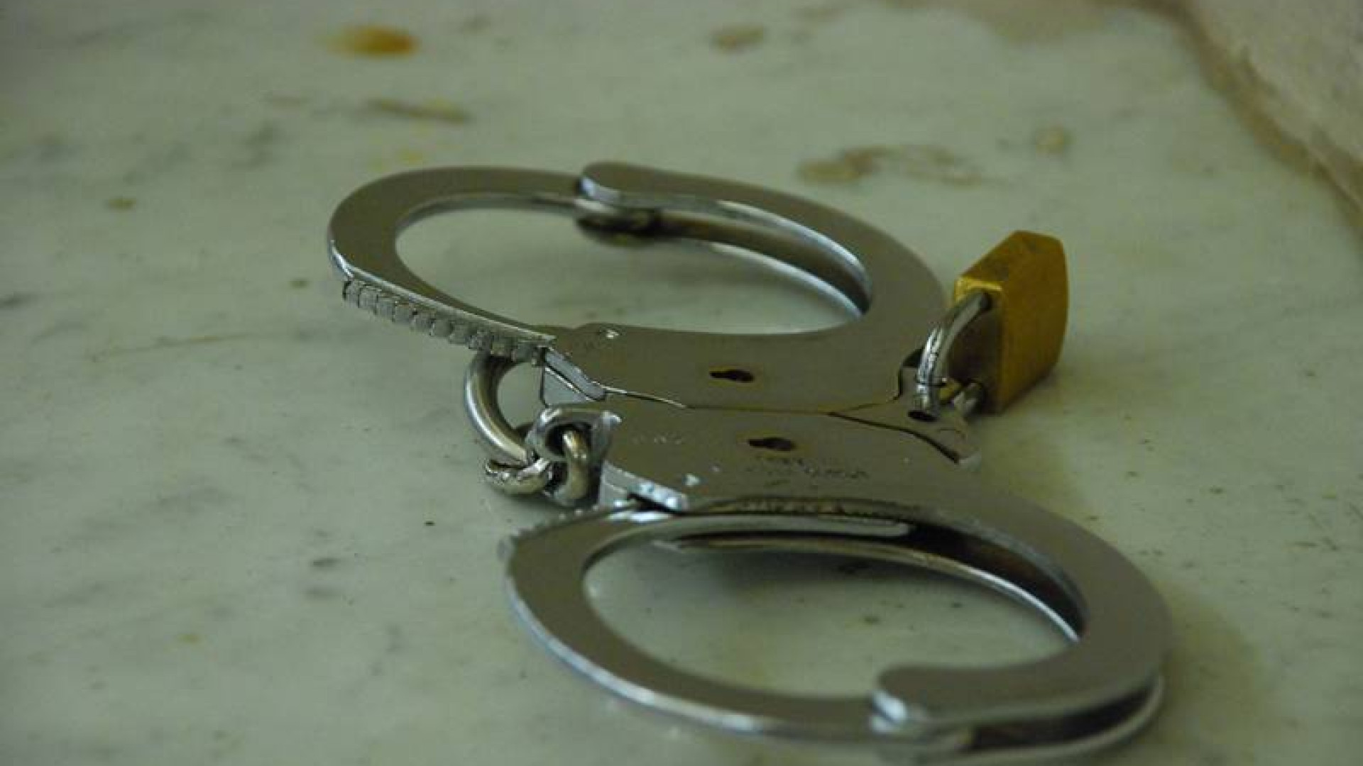 Esce dal carcere e viene espulso: tunisino aggredisce poliziotto