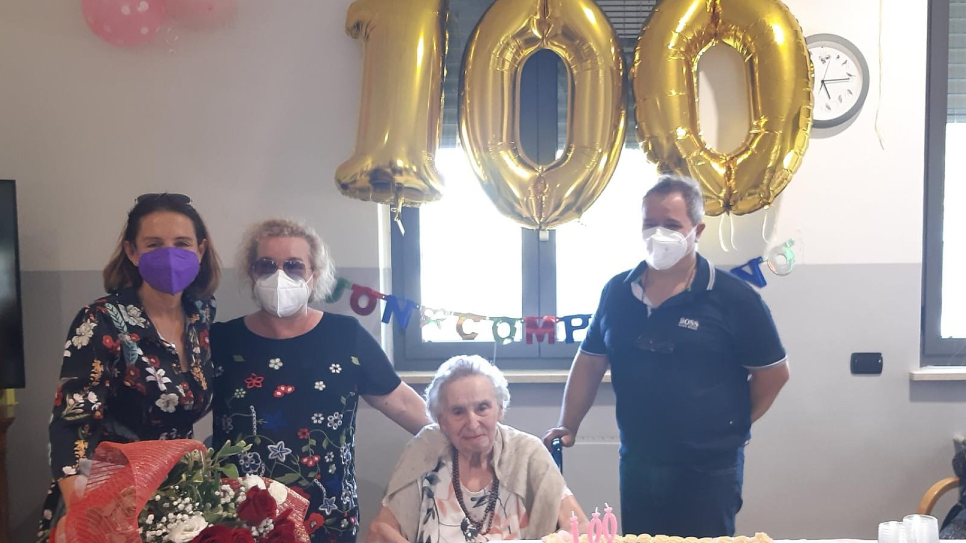 Compleanno con il sorriso per Anna Arbasi. Cent'anni festeggiati insieme al sindaco