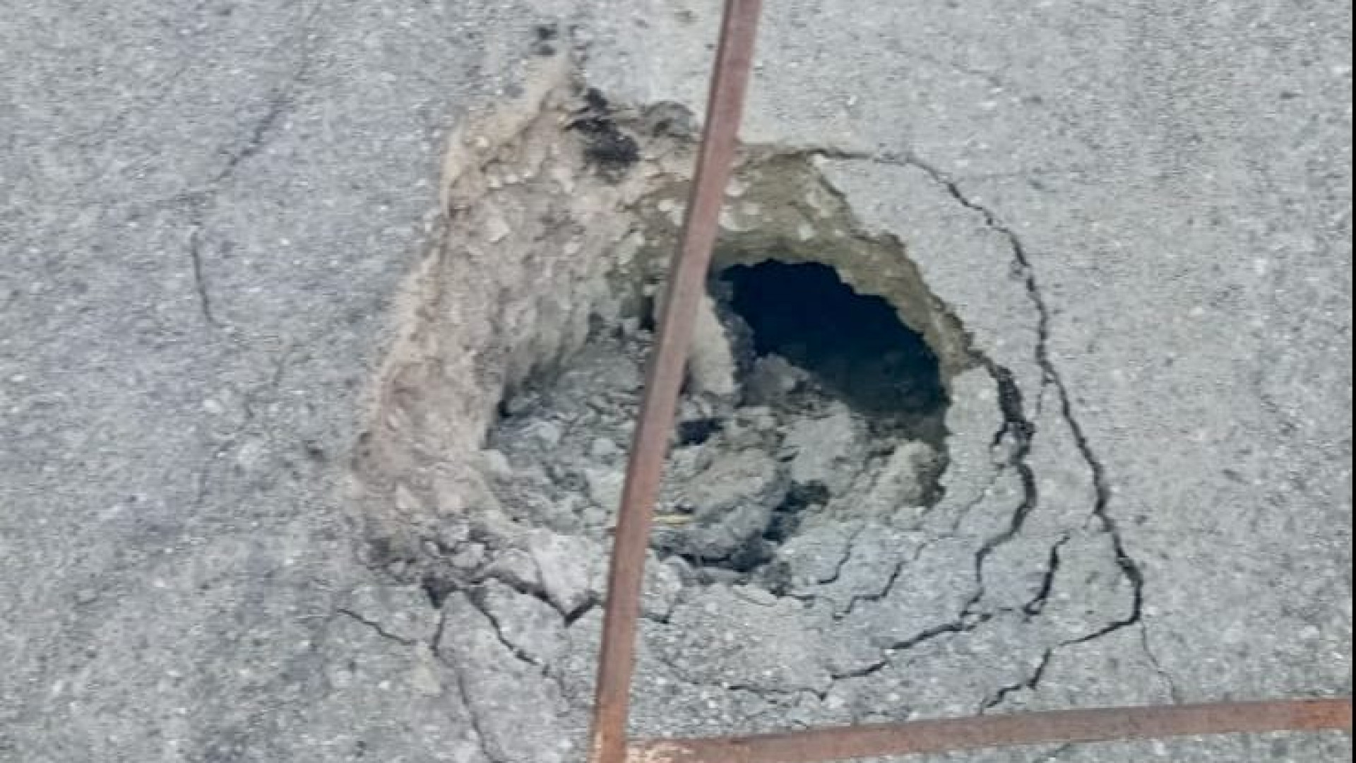 Niviano, cede il terreno e si apre una buca profonda sulla Statale 45