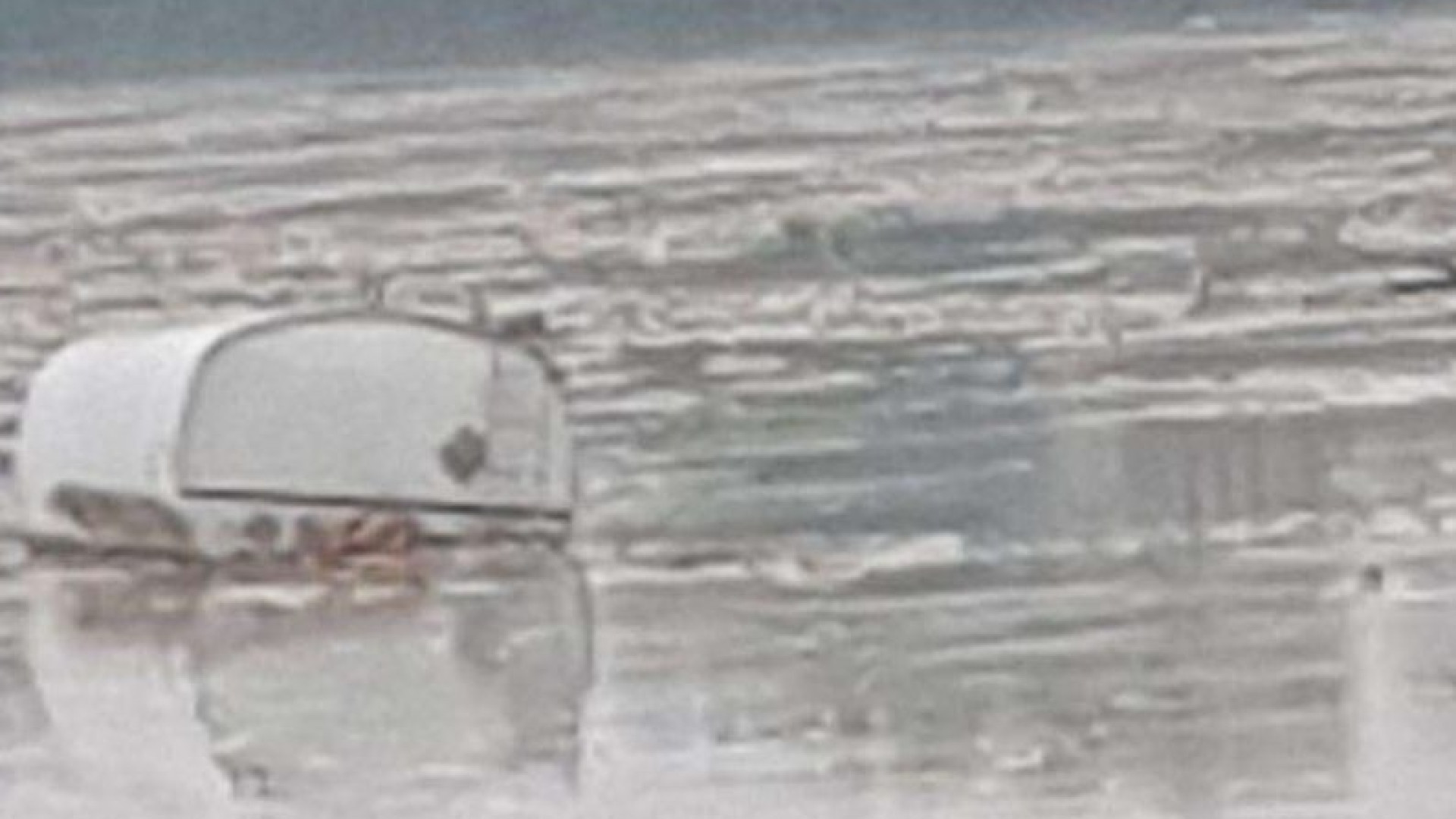La furia del Po trascina con sé una cisterna: pontieri e vigili del fuoco la agganciano e assicurano a riva