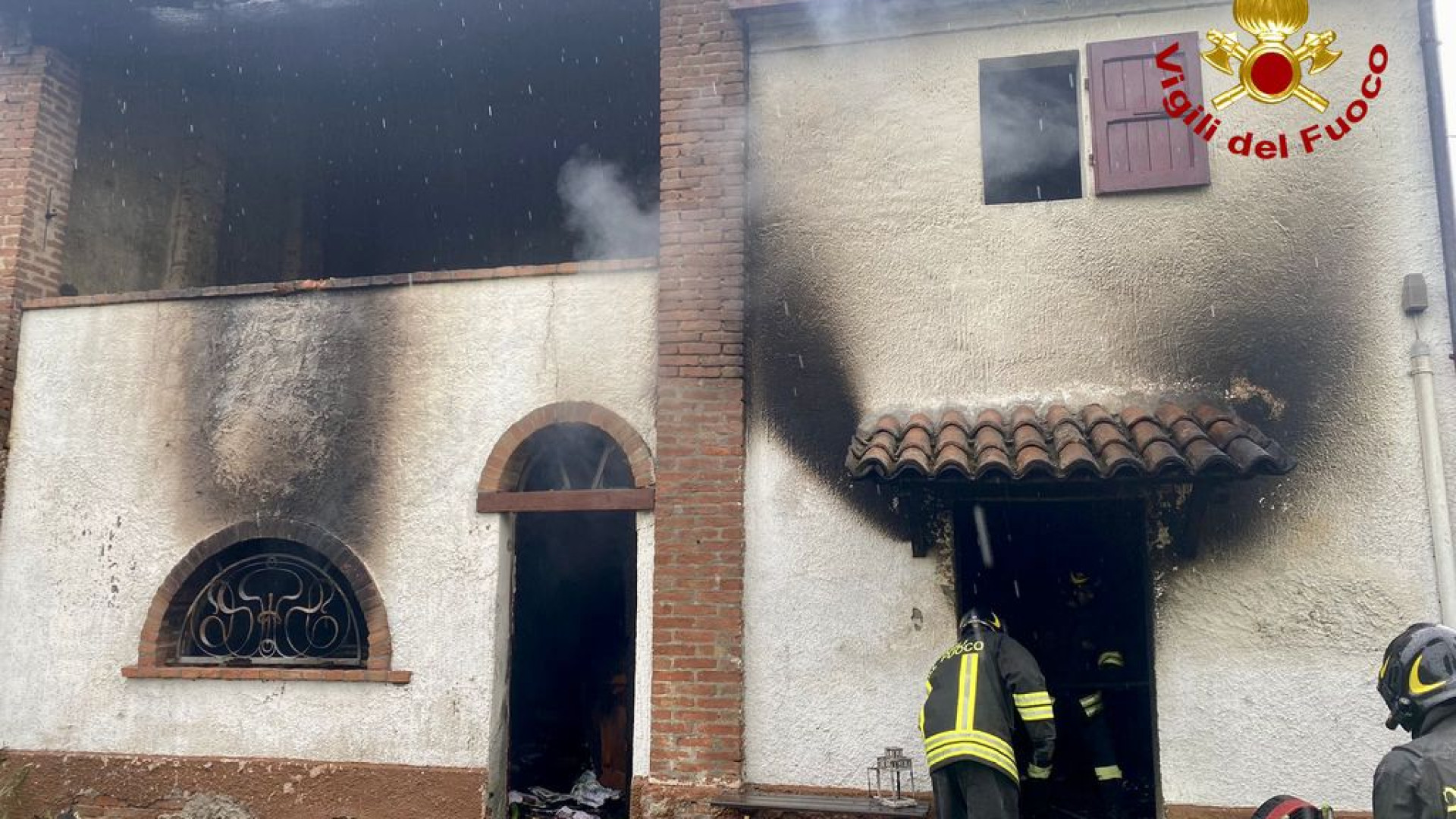 Abitazione in fiamme a Polignano: muore il cane, intervengono i pompieri