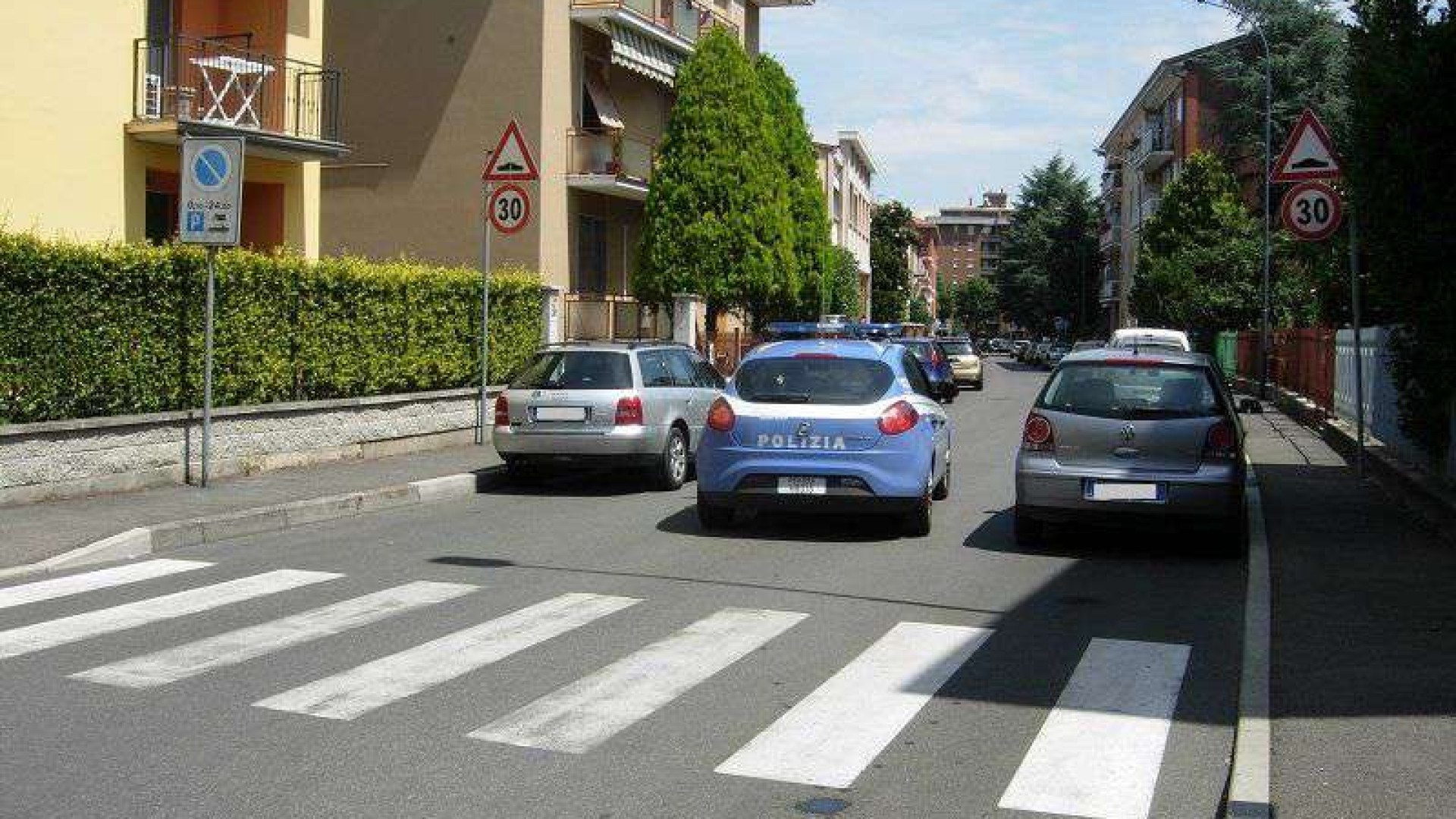 Chiede monetine e poi le salta al collo per strappare la collanina
