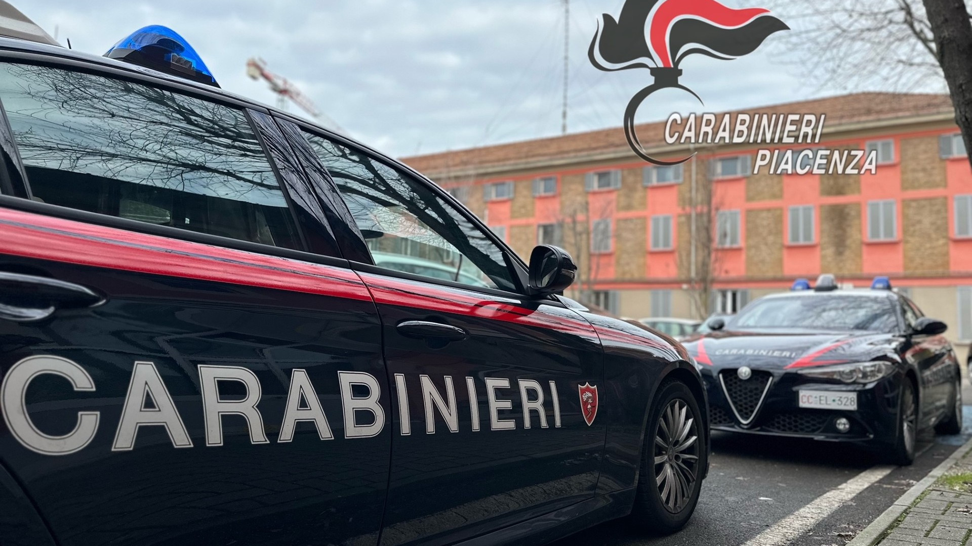 Litiga con la madre e la minaccia, poi aggredisce i carabinieri: denunciato