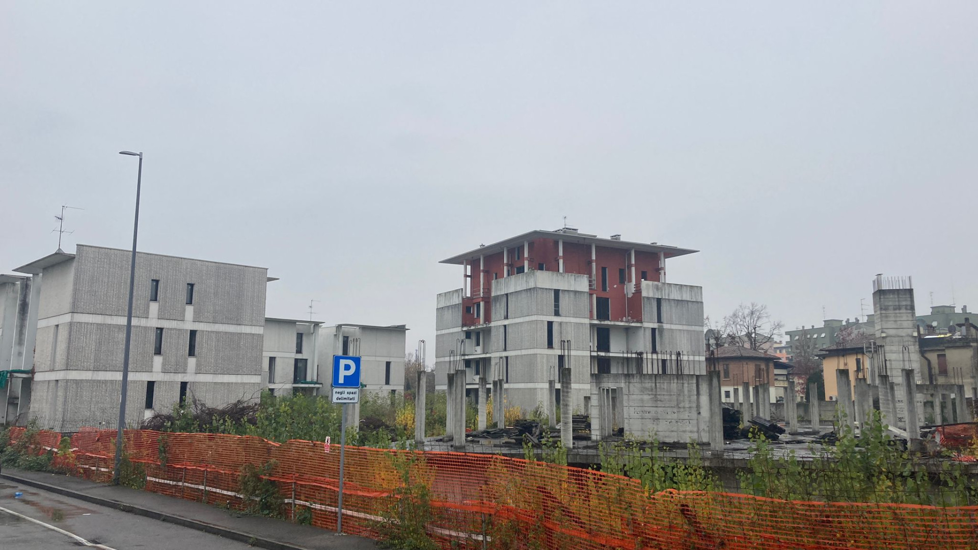 Distesa di degrado nel mega-cantiere abbandonato di via Menicanti. "Ditta fallita"