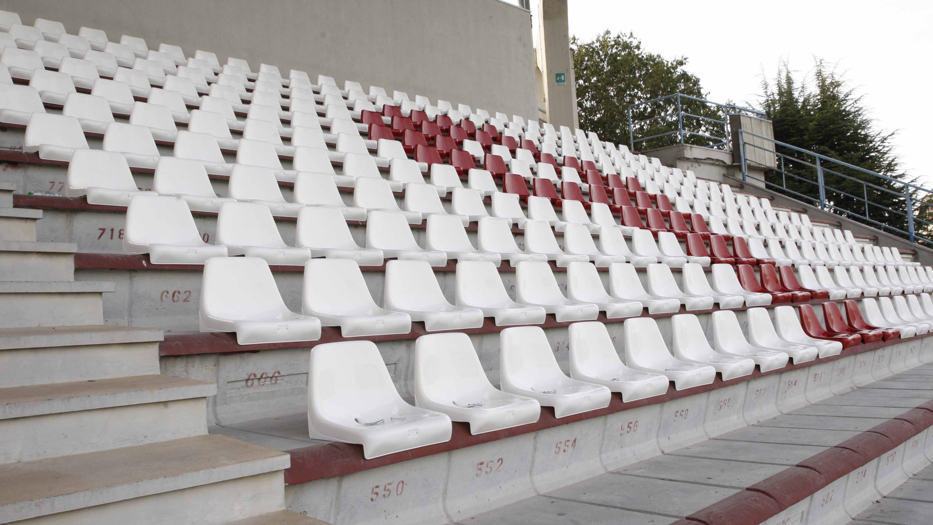 Primi seggiolini installati sulle tribune dello stadio Garilli. LE FOTO