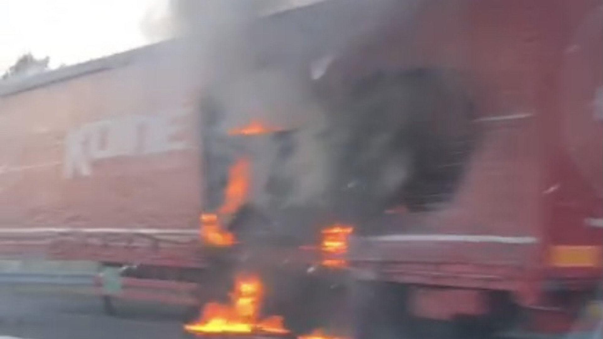 Ancora fiamme in A1: paura per un tir incendiato, intervento dei pompieri