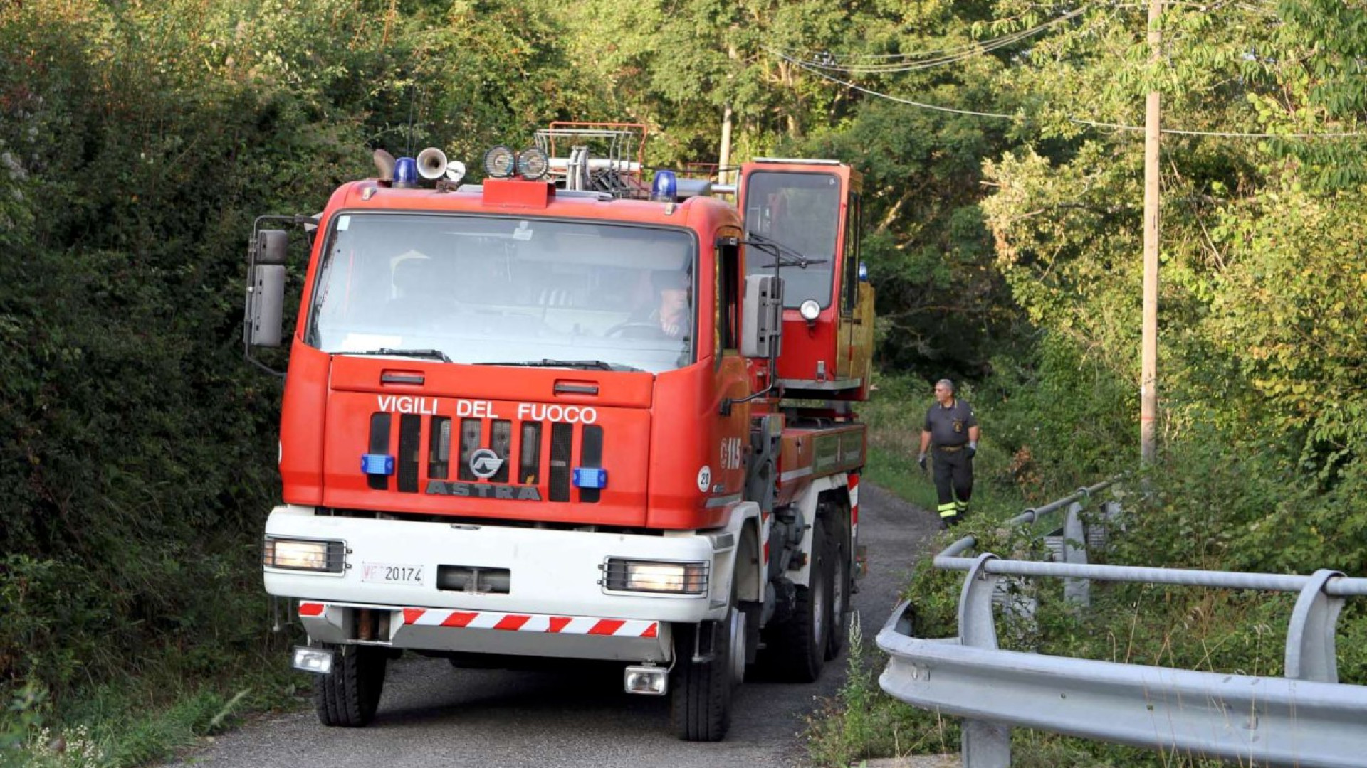 Bobbio, cade un albero sui fili dell'alta tensione. Intervento dei vigili del fuoco e di Enel