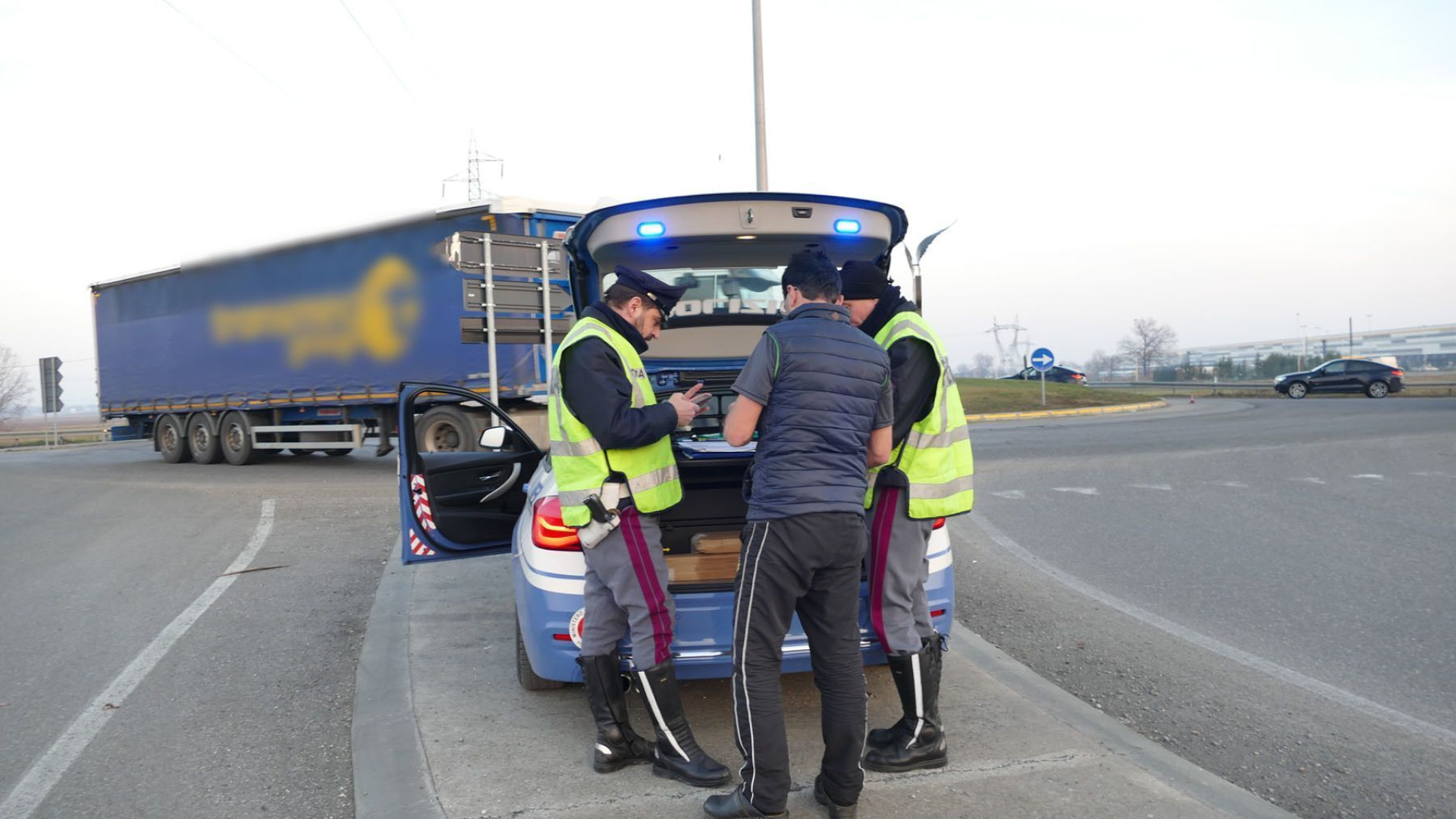 Pievetta, lunghe code a causa dei camion che ignorano il divieto