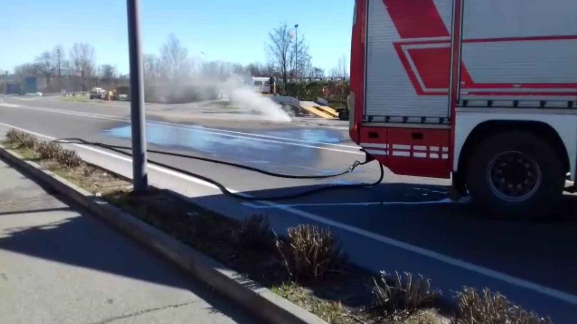 Crepa nella strada e maxi fuga di gas: code e disagi alla Caorsana VIDEO