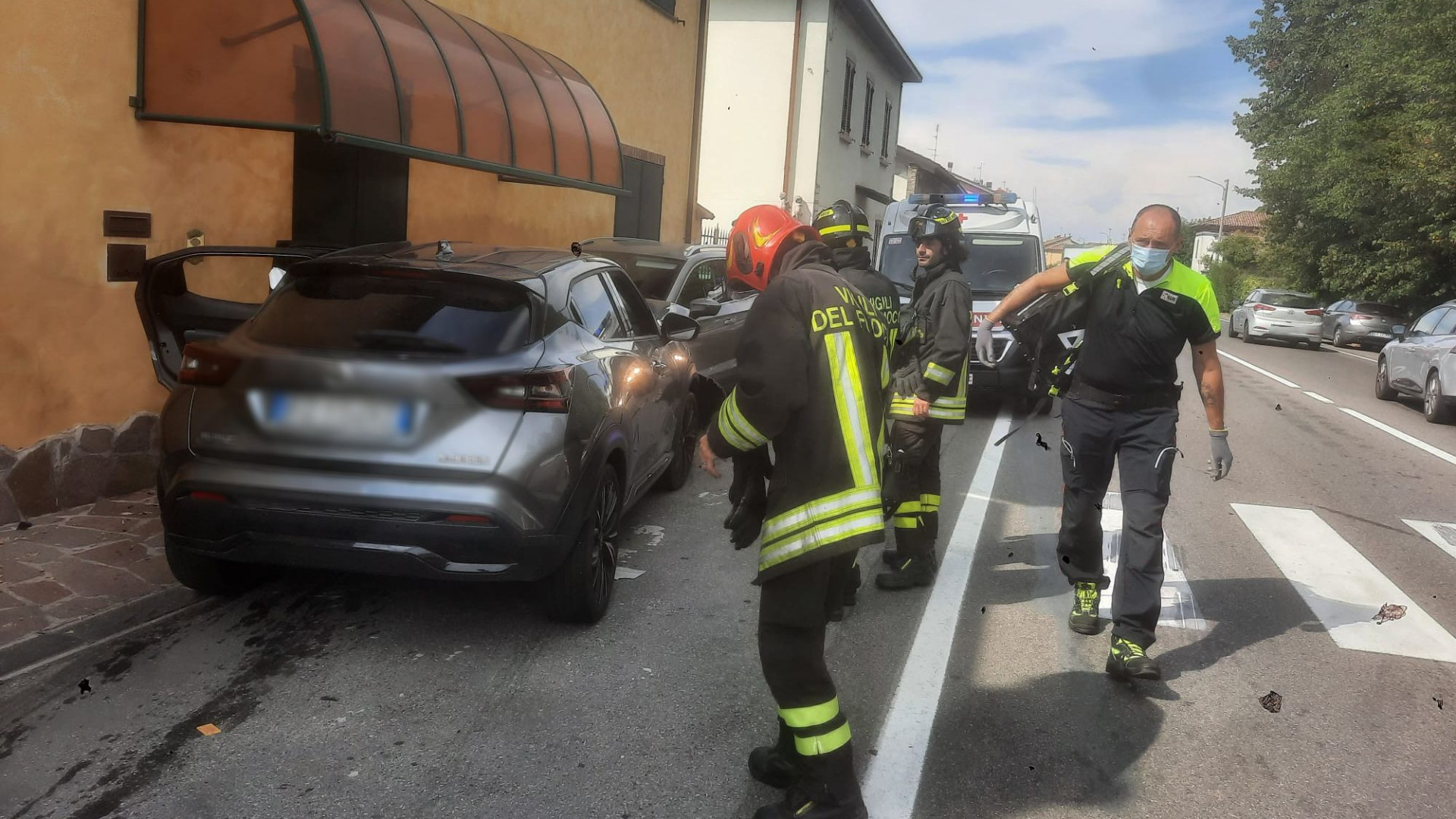 Sbanda e finisce contro un'auto in sosta: feriti a | La Verza. Traffico in tilt