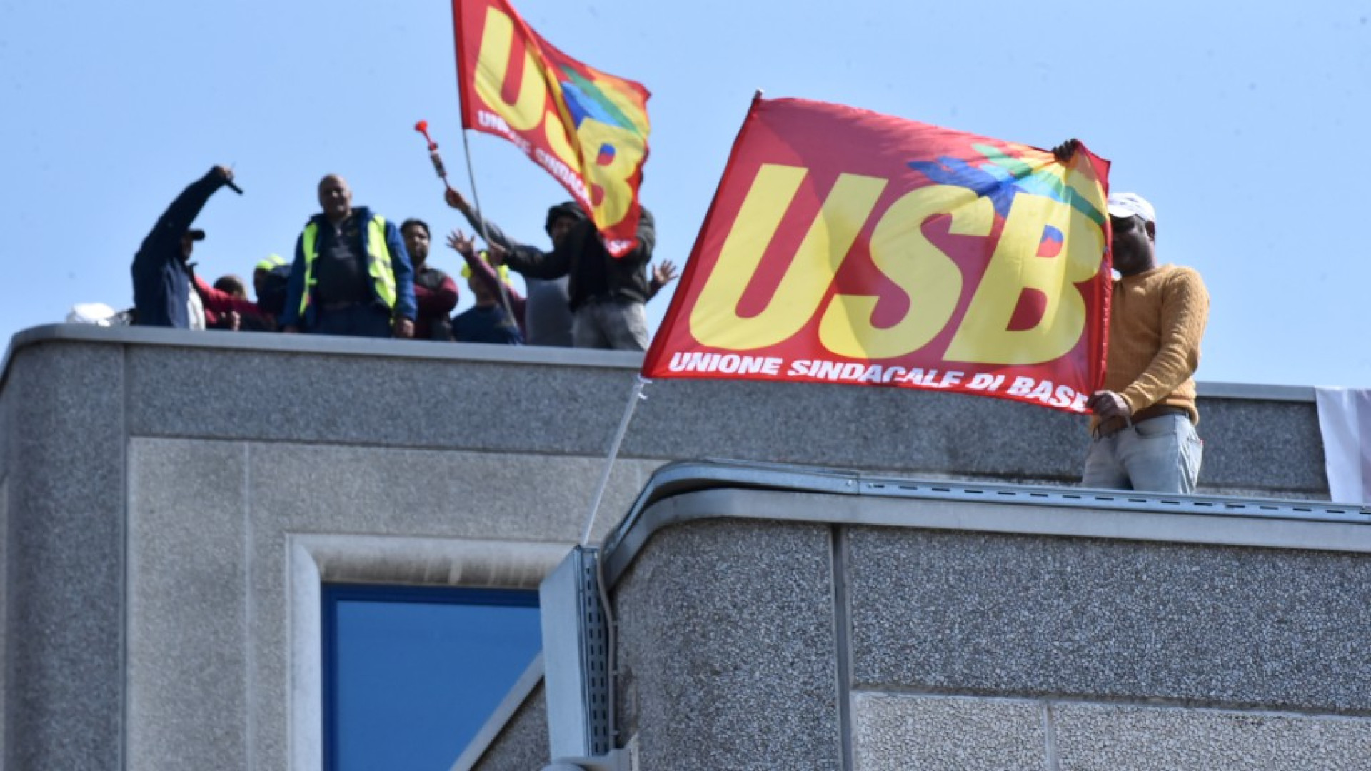 Facchini sul tetto contro i licenziamenti, respinto il ricorso di Usb