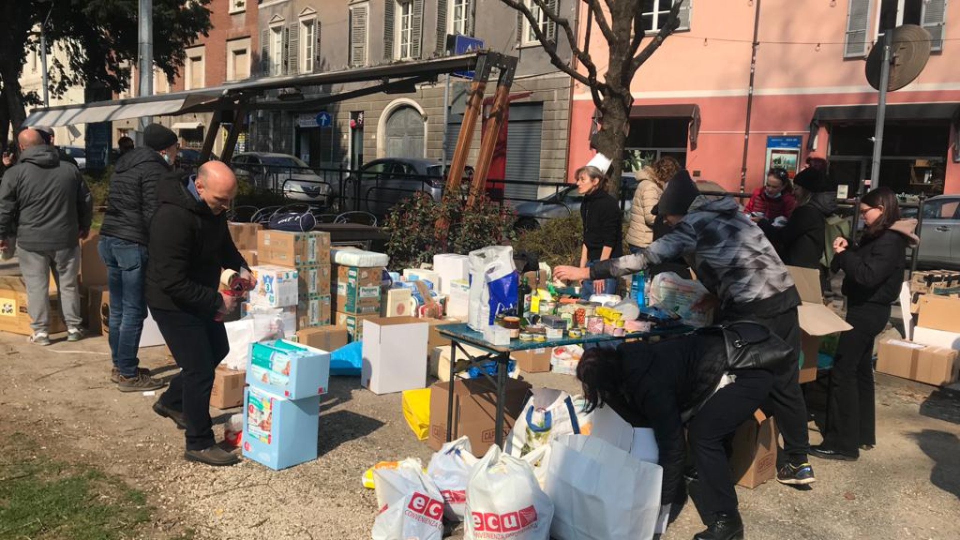 Solidarietà per l'Ucraina: ai giardini Merluzzo riempiti 300 scatoloni di beni
