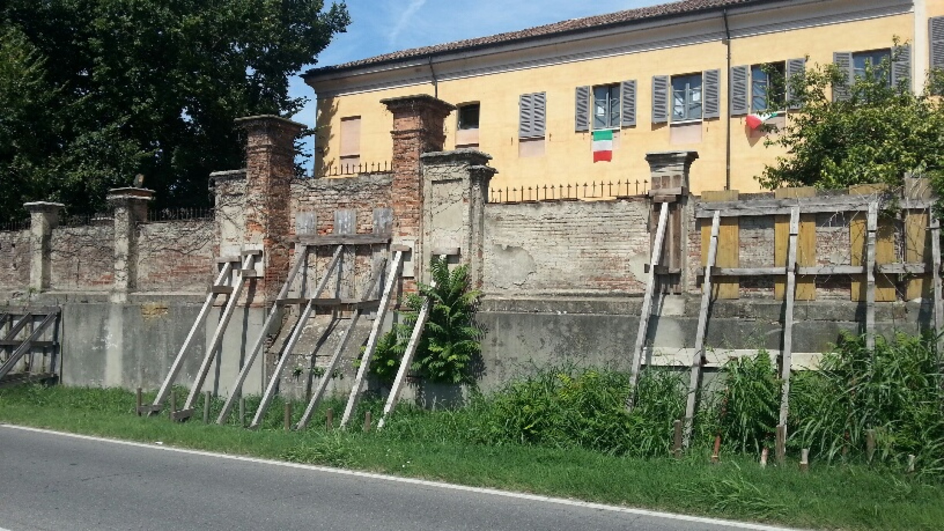 Villa Braghieri. Al via i lavori per la ristrutturazione del muro di cinta